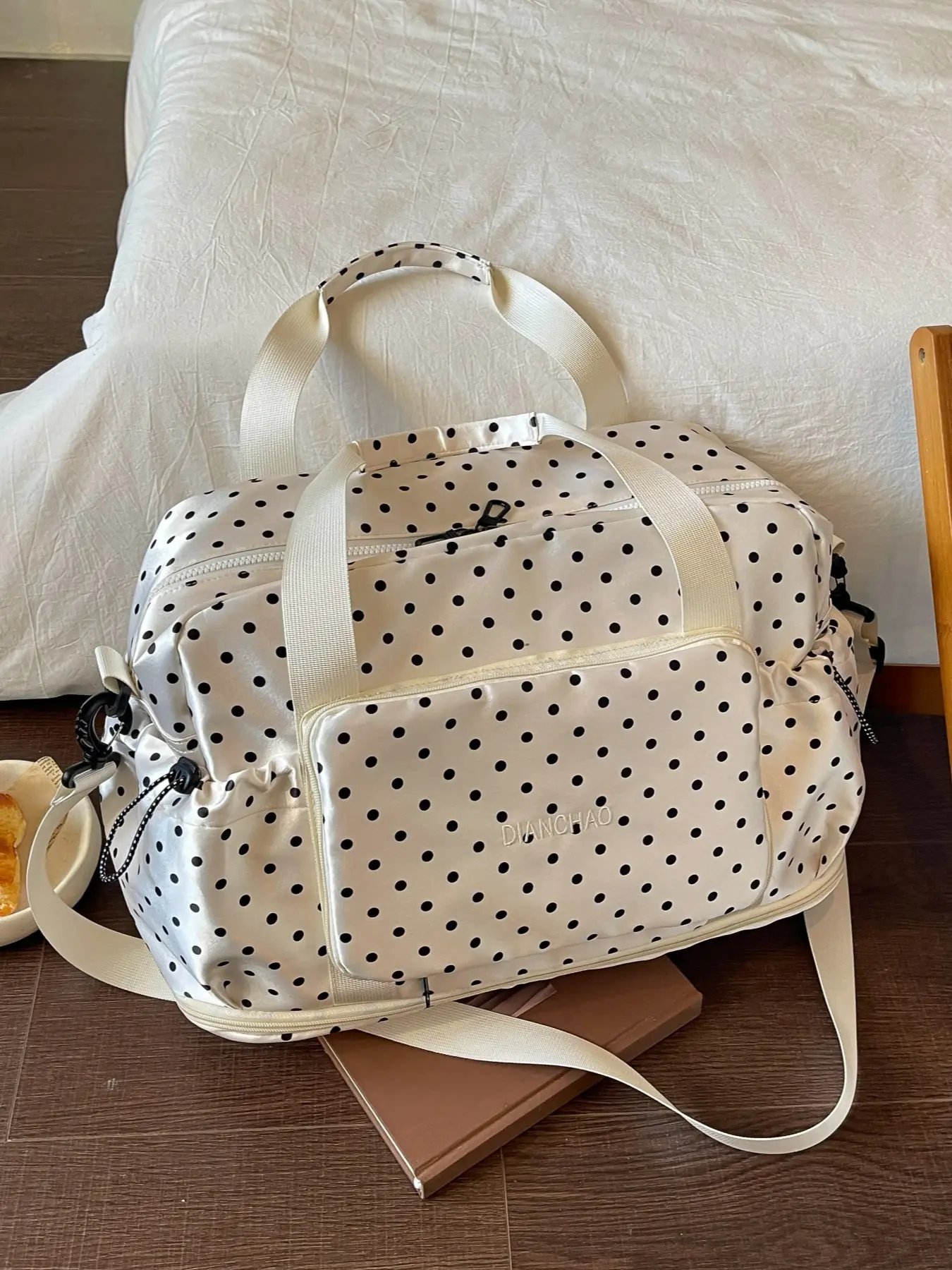 Fashionable and cute large-capacity polka dot luggage bag, multiple pockets for convenient storage, foldable design for easy storage, comes with a detachable crossbody shoulder strap, lightweight and versatile for short trips, gym, and travel.