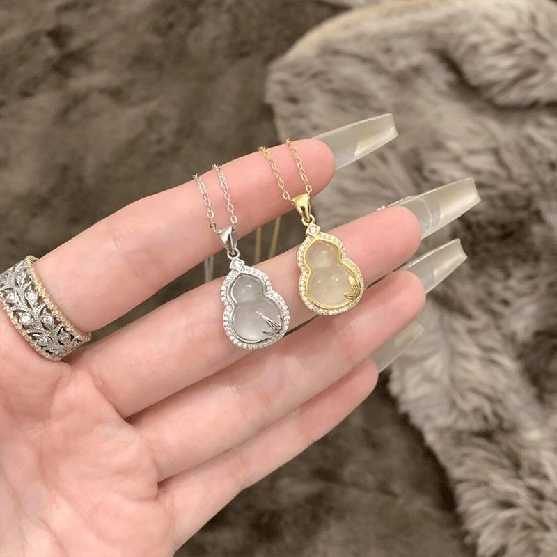 A golden gourd necklace for women, a new Chinese-style collarbone chain with a high-end feel