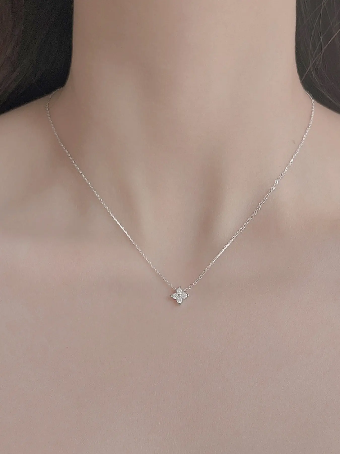 French Minimalist Dainty Small Flower Pendant Necklace, Silver Color Zircon Material, Elegant Lockbone Chain for Daily Wear, Soft and Chic Style