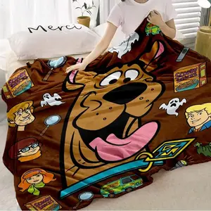 Scooby-Doo flannel blanket. It is made of soft and warm material and can be used as a decorative blanket on the bedside. The pattern includes images of mysterious robots, ghosts, Scooby-Doo and snacks, suitable for giving to fans, friends and children.