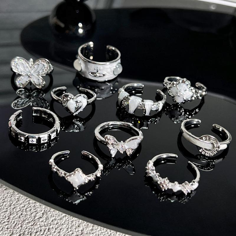 Fashionable vintage-style sweet and cool white enamel butterfly and Saturn fashion ring for women, niche minimalist geometric personalized ring gift