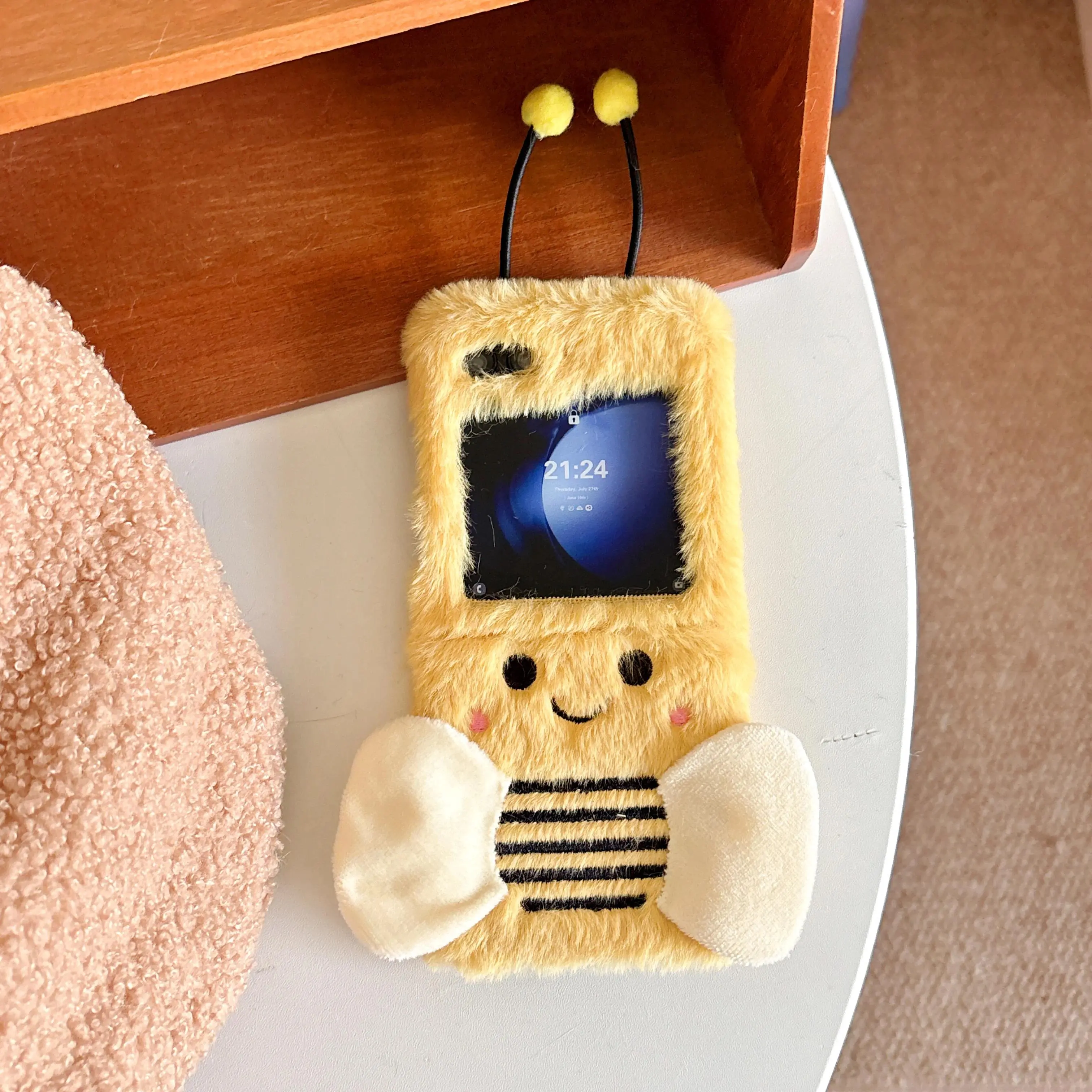 cute Plush Embroidered Cartoon Little Yellow Bees Phone Case For Moto Razr50 Razr40 Ultra 60 Pro Plus 2024 2025  Flip Cover