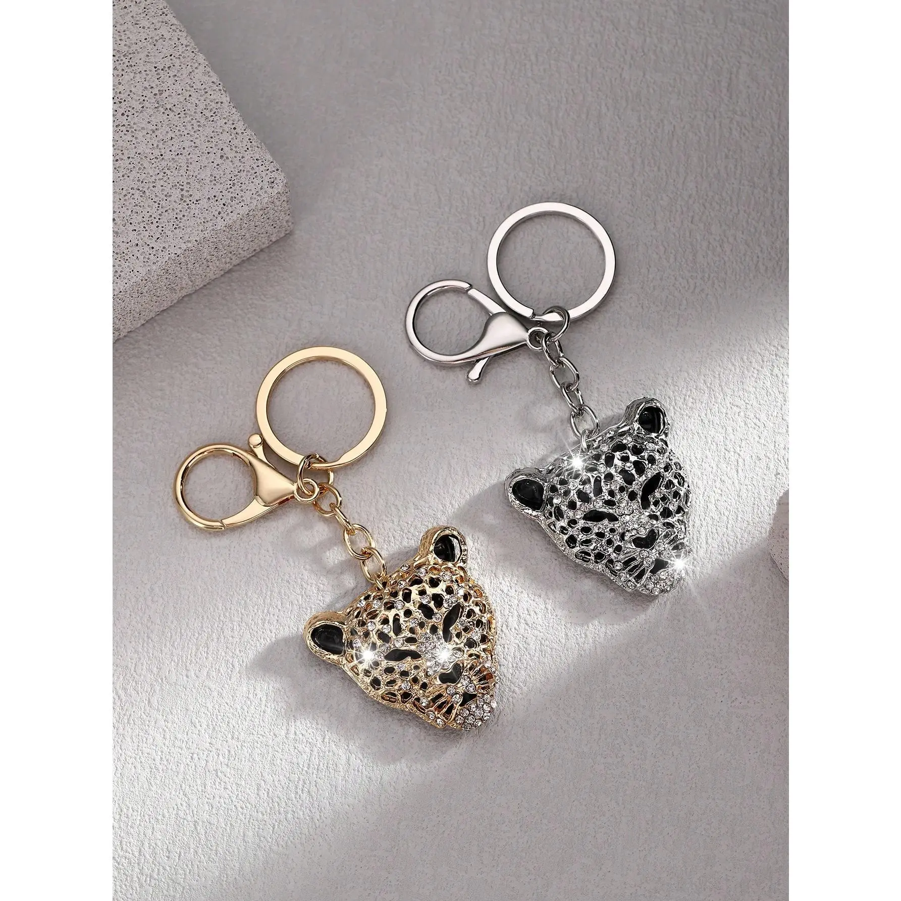 1PC/2PCS Leopard Head Metal Keychain, Hollow-Out Dual-Tone Animal Key Ring, Luxury Bag Charm for Car Keys, Backpack & Luggage, Stylish Gift for Men, Women & Couples, Birthday, Father's Day, Graduation & Holiday Gift, Animals, Multipack, Unisex, Gift Ideas