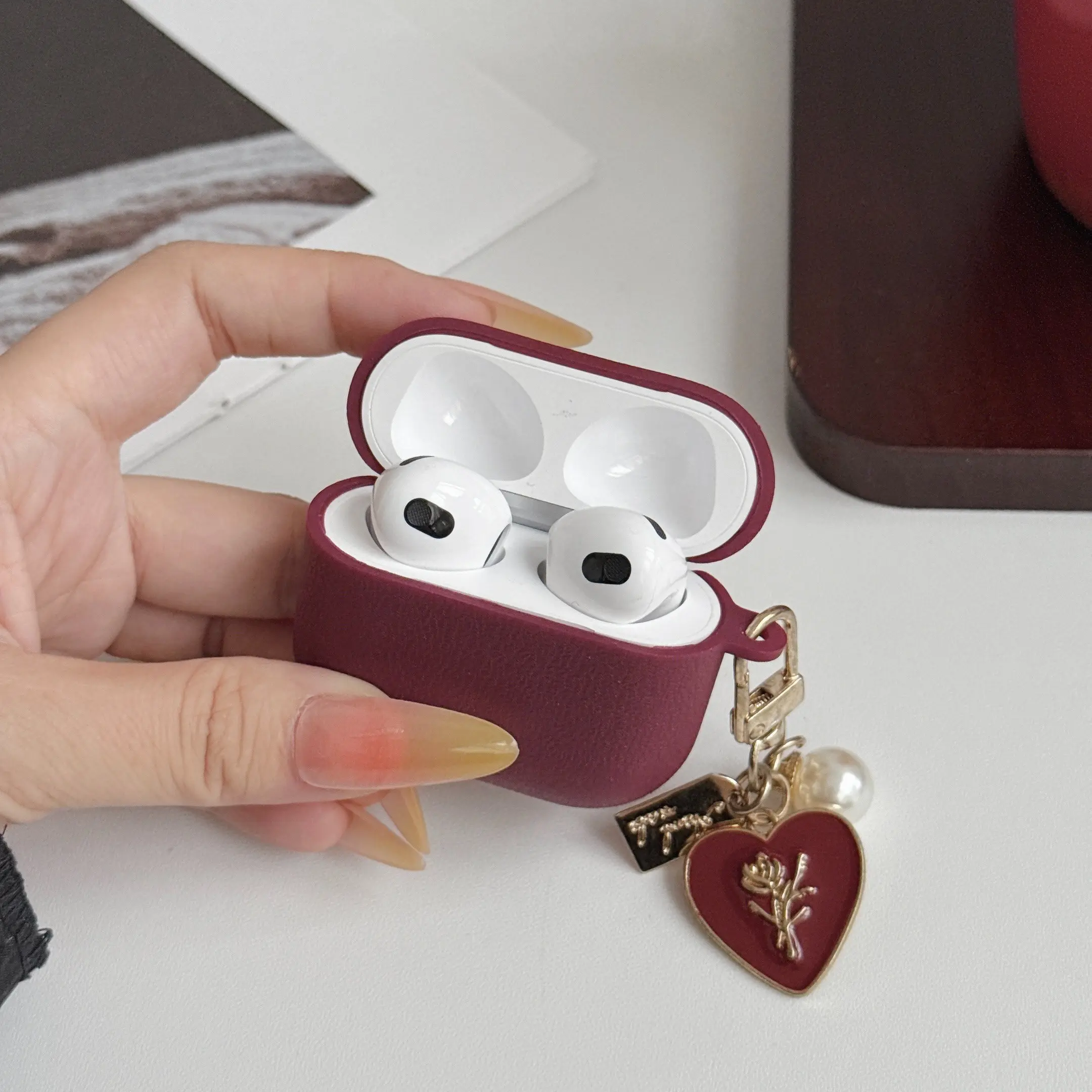 Elegant Leather-Style Wine Case with Heart Pearl Charm for AirPods 4/pro3/3/pro2, Protective Bluetooth-compatible Earphone Cover
