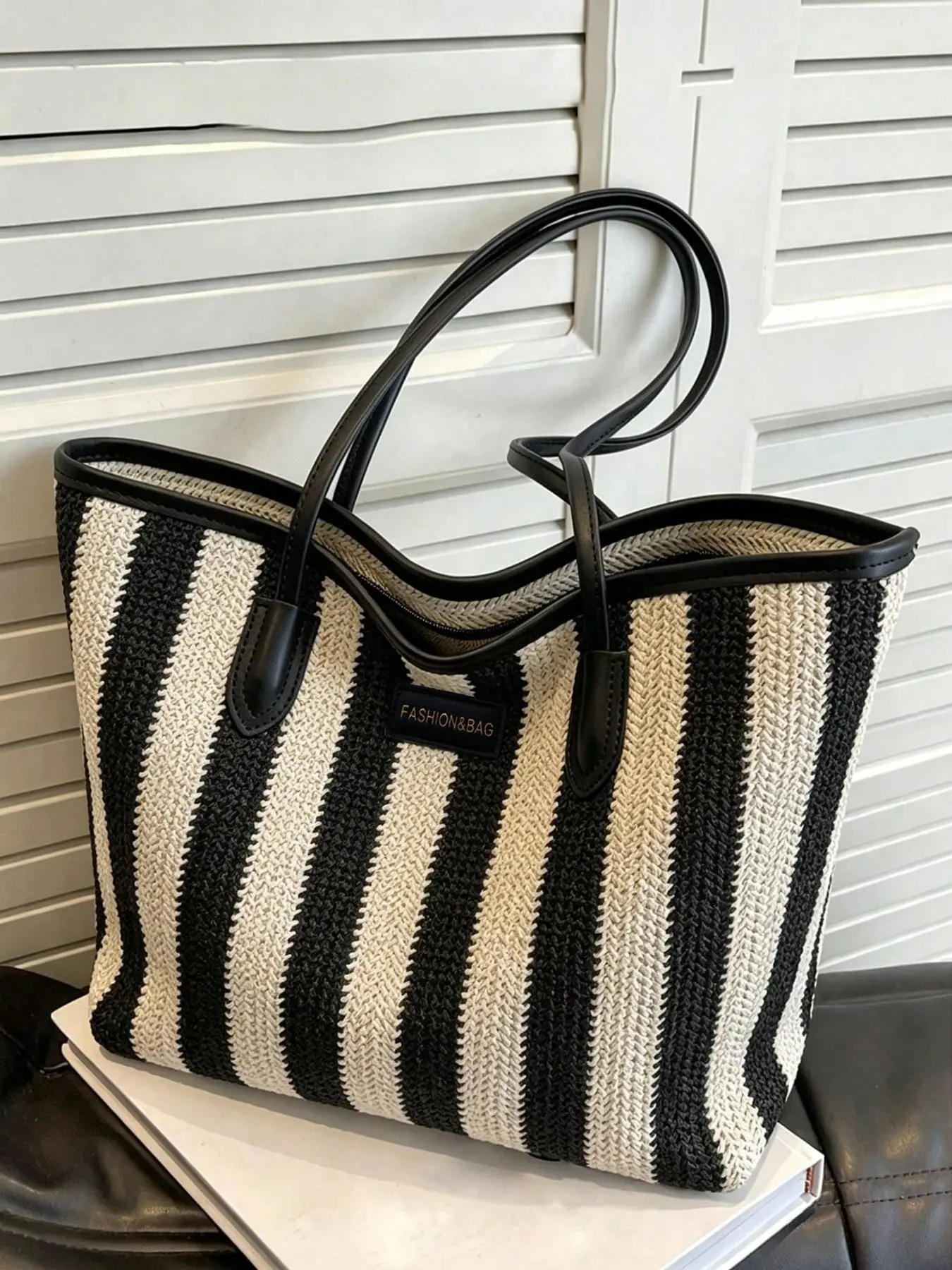 Simple, fashionable texture striped tote bag, a casual and versatile large capacity niche design straw woven shoulder bag, Fashionable patterned bag, suitable for commuting, friend gatherings