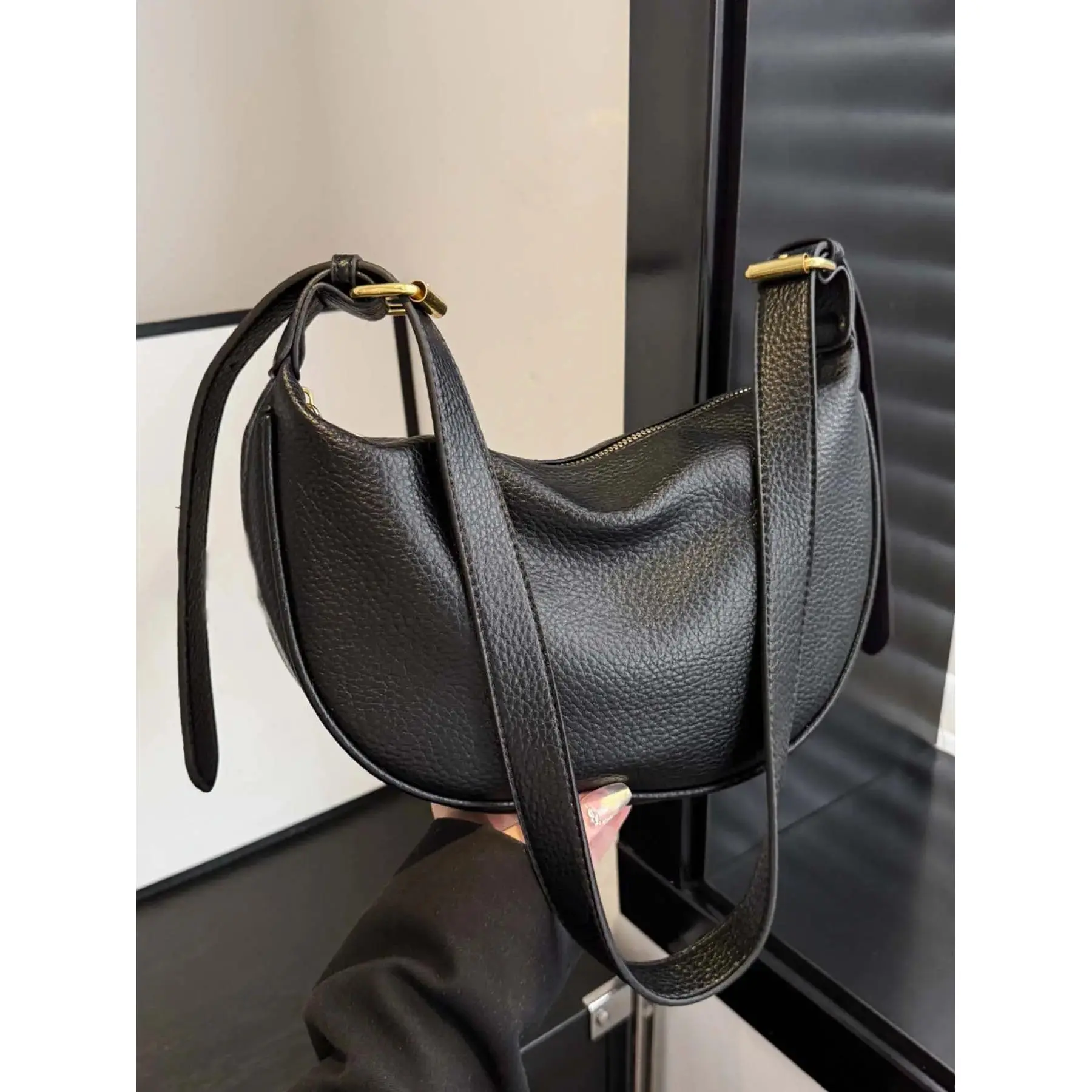 Black lychee pattern crescent bag, Crossbody shoulder handbag, Crossbody shoulder bags, pleated bag body, metal buckle decoration, lightweight daily Commuter Bag