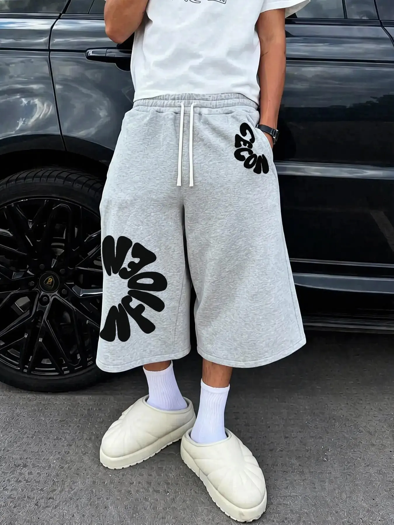 Men Dual Side Curved Bold Letter Print 7 Length Capri Sweat Shorts, Contrast White Drawstring Elastic High Waist Loose Wide Leg Calf-Length Bermuda Bottoms, Y2K Hip Hop Streetwear Jogger Shorts