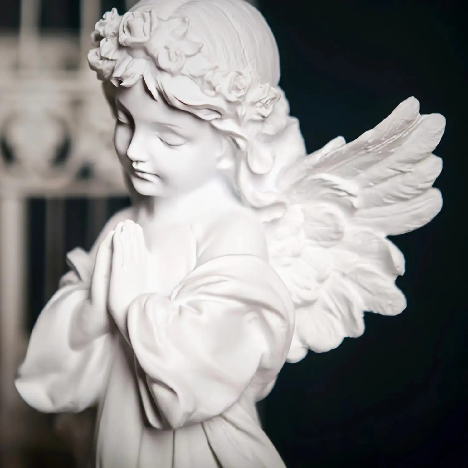 Resin Angel Statue with Wreath, Religious Indoor/outdoor Decor, Religious Ornaments, Suitable for Various Rooms, Perfect for Christmas, Thanksgiving, Independence Day