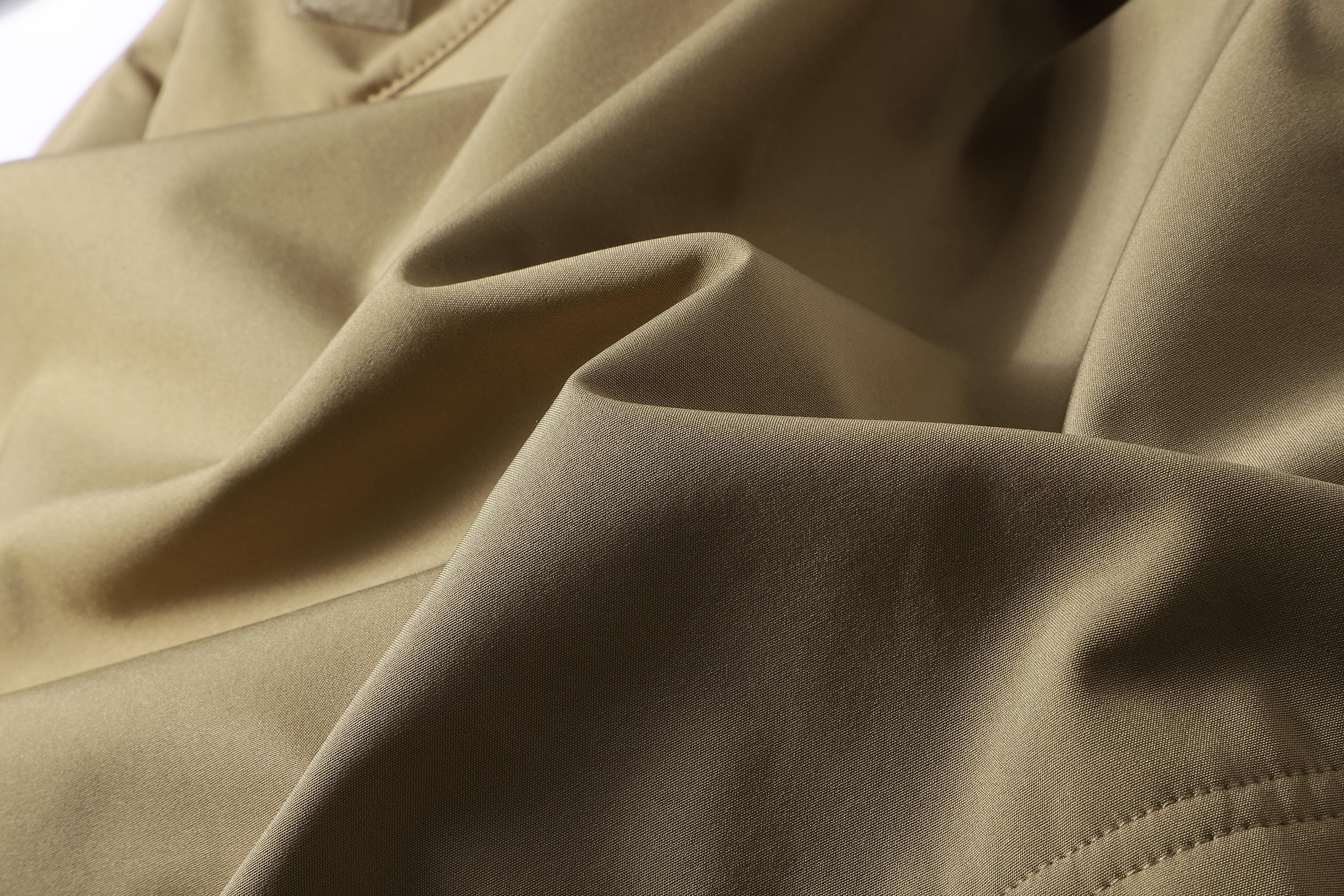 A men's hooded jacket with an outdoor and functional style features multiple zipper pockets distributed on the chest, arms, etc., making it convenient to store various small items and highly practical. Hood with drawstring closure