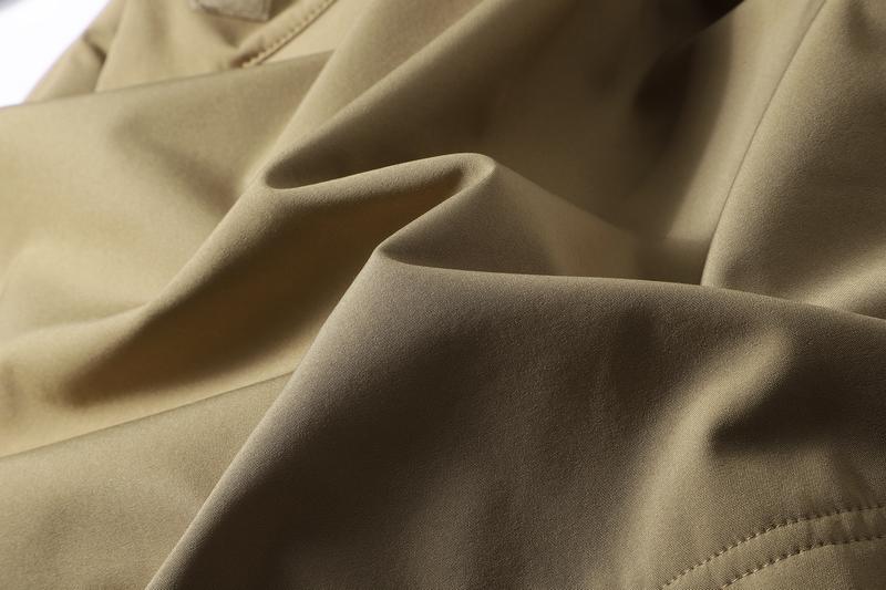 A men's hooded jacket with an outdoor and functional style features multiple zipper pockets distributed on the chest, arms, etc., making it convenient to store various small items and highly practical. Hood with drawstring closure