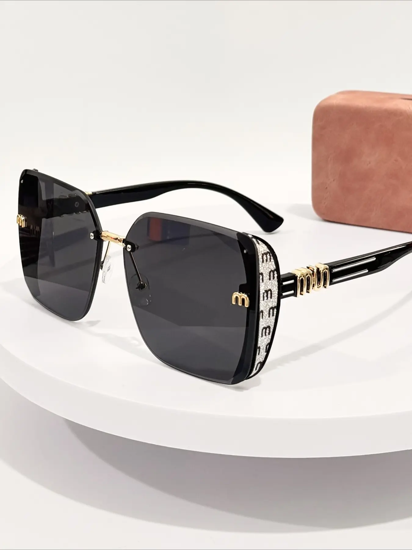 New Korean-style fashionable gradient-colored large-frame sunglasses for photography and outings, exuding an elegant and sophisticated look. High-end UV-protective sunglasses suitable for both men and women.