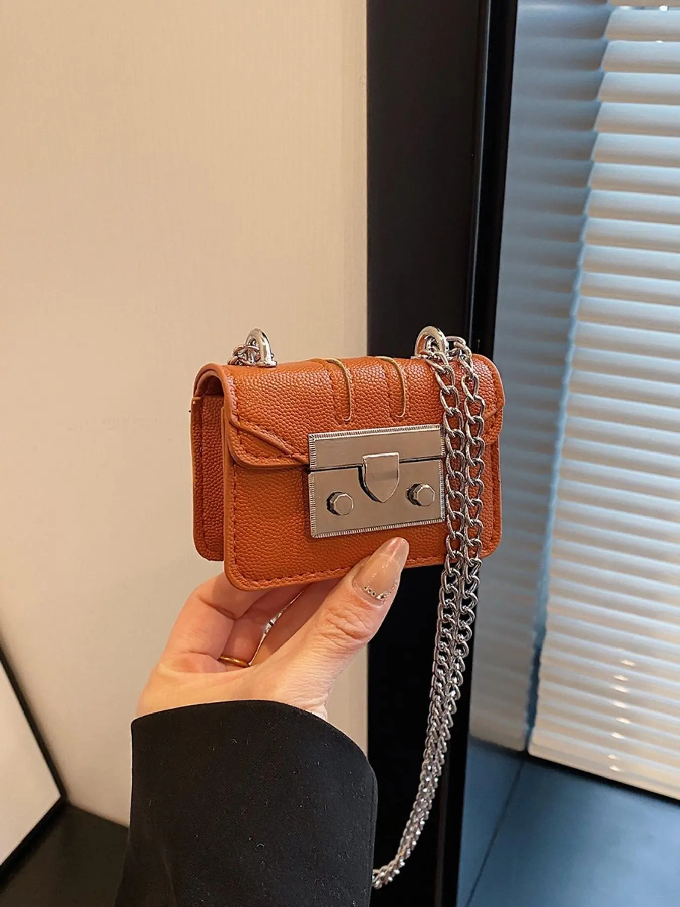 Mini Crossbody Bag Chain Shoulder Bag, Fashionable Small Square Bag, Simple Mini Crossbody Bag, Women's Unique High-End Chain Bag
