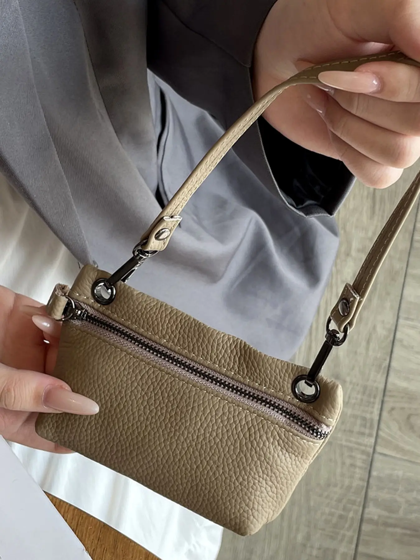 Women Genuine Leather Mini Crossbody Coin Purse with Adjustable Strap and Zipper
