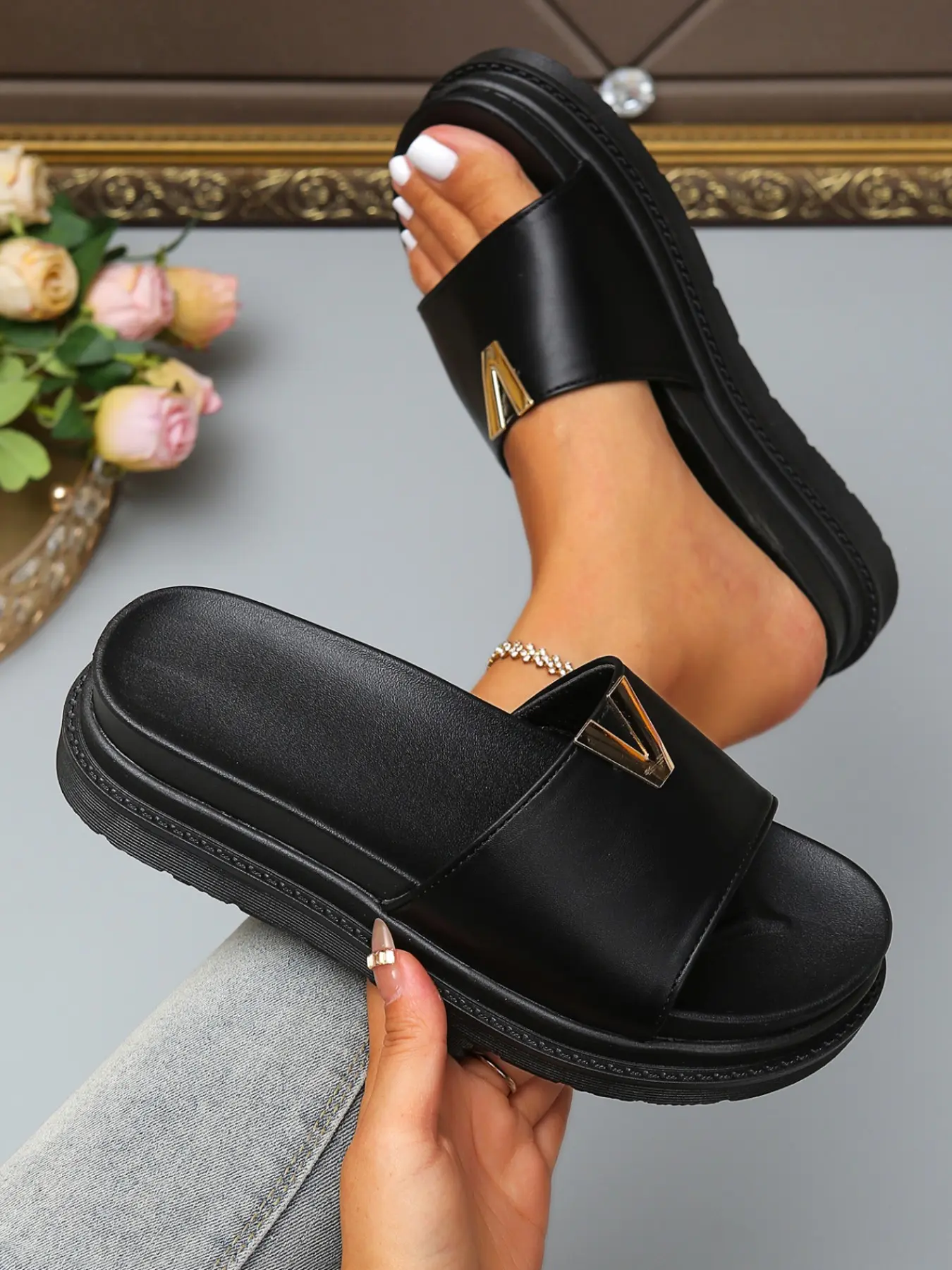 2026 Summer European Style Women's V Metal Logo Thick Sole Sandals, Height-Boosting Platform Flip Flops, Anti-Slip Soft Bottom, Fashionable Beach Shoes Footwear