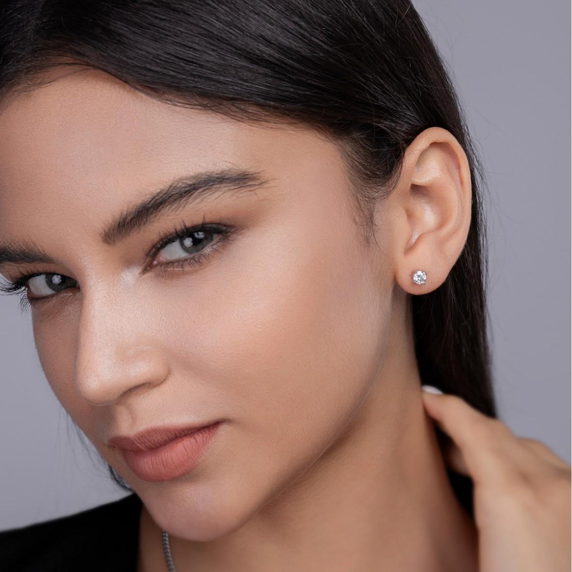 [Pure Love] Four Claws Stud Earrings 0.5/1/2/3/5 Carats Synthetic Moissanite Stud Earrings Gifts for Men Women Birthday Anniversary Party Gifts  Sparkling  925 Sterling Silver with 7 Layer 18K White Gold Plated Hypoallergenic Round D Color VVS1 Clarity