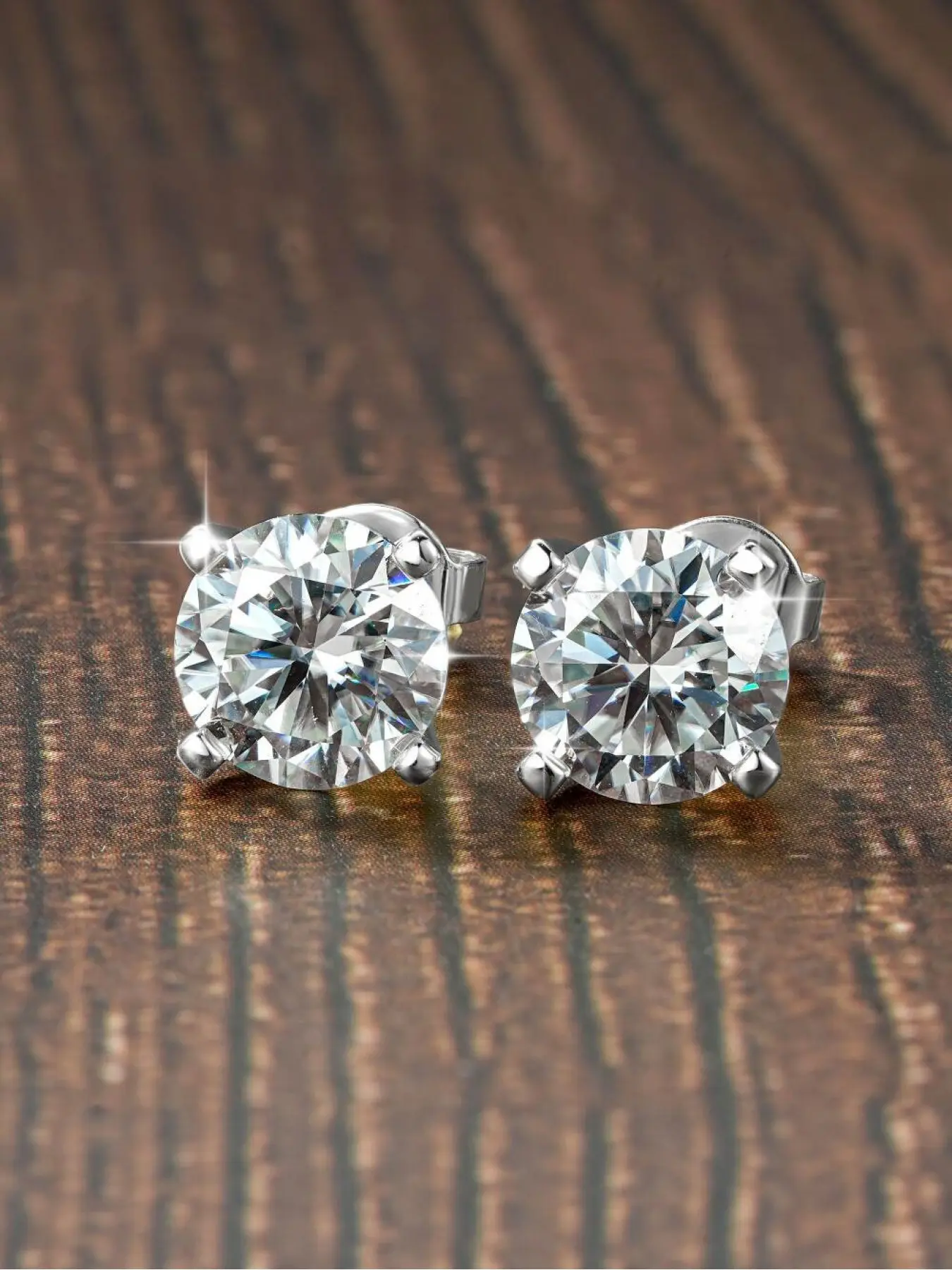 0.6ct four claw moissanite earrings, a classic round single earring jewelry, suitable for daily wear, vacation and dating occasions, and is also a surprising and exquisite small gift.