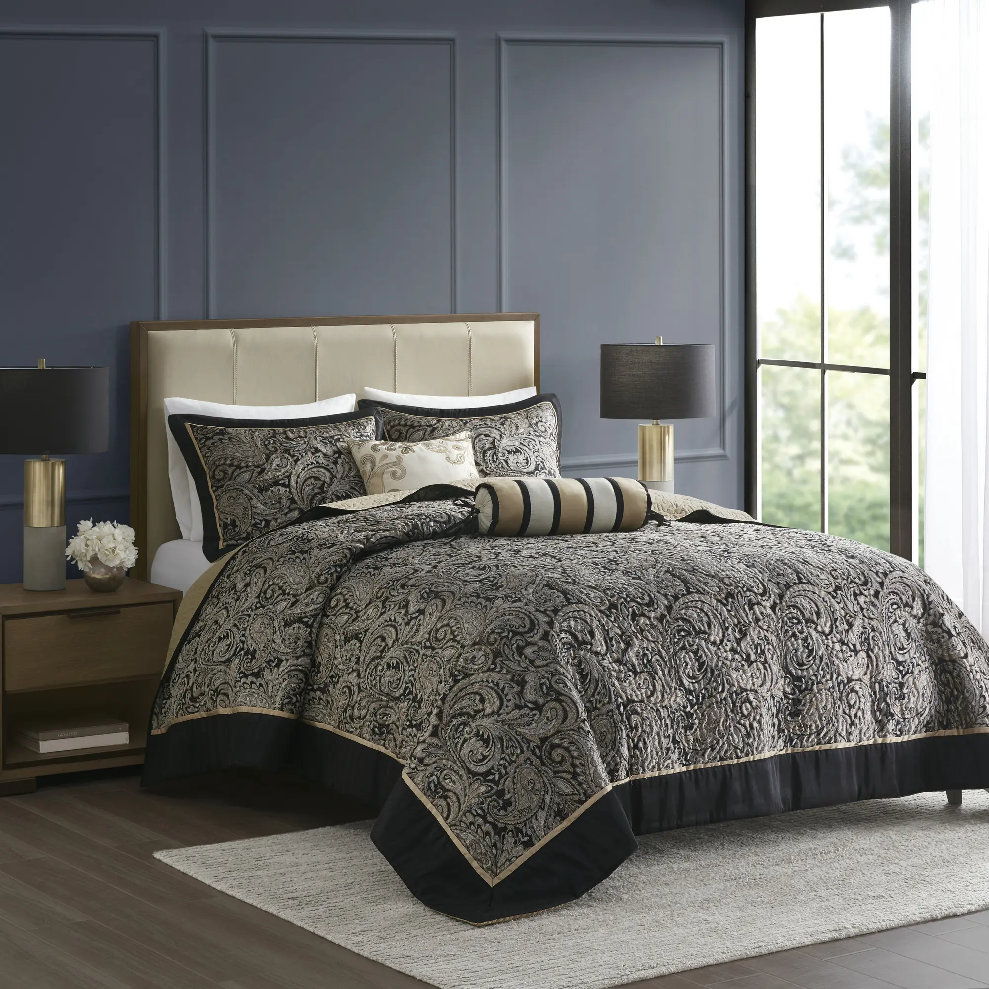 Nokaa 5-Piece Jacquard Bedspread Set with Throw Pillows, King Size Bed Cover in Black, Quilted Coverlet with Paisley Motif, Lightweight Bedding for Master Bedroom, Guest Room, Hotel Decor, Includes Matching Shams and Decorative Pillows