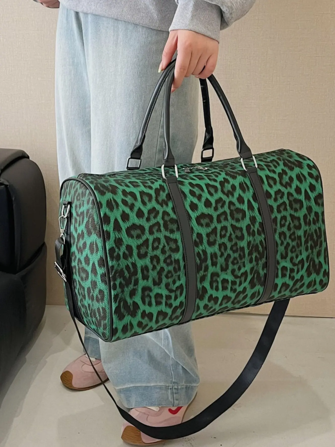 Fashion Leopard Print Travel Bag, Trendy Gym Bag, Scratch-Resistant, Waterproof Large Capacity Casual Bag, Short Trip Bag, Unisex