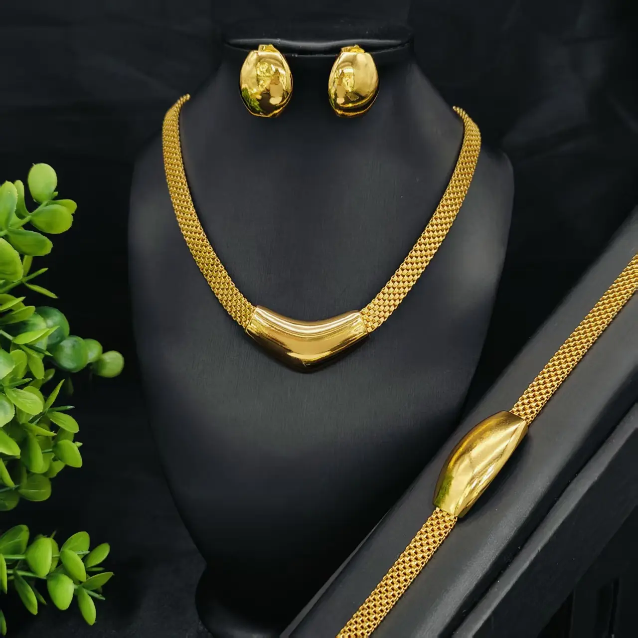 18K Gold Plated Curved Mesh Chain Jewelry Set, Smooth Plain Choker Necklace Bracelet Oval Hoop Earrings 3Pcs Minimalist Quiet Luxury Gold Jewelry Set For Women Daily Office