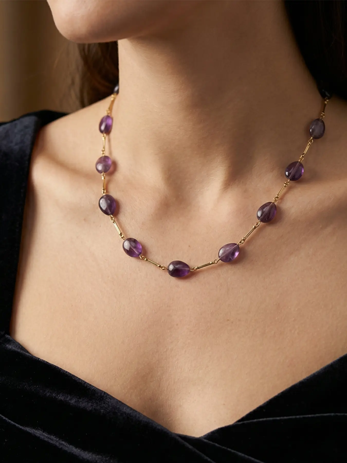A vintage vintage vintage gold chain water drop amethyst necklace, crafted with a delicate antique gold chain to create a gentle and intellectual texture, suitable for daily commuting, light business, and intellectual fashion scenes.