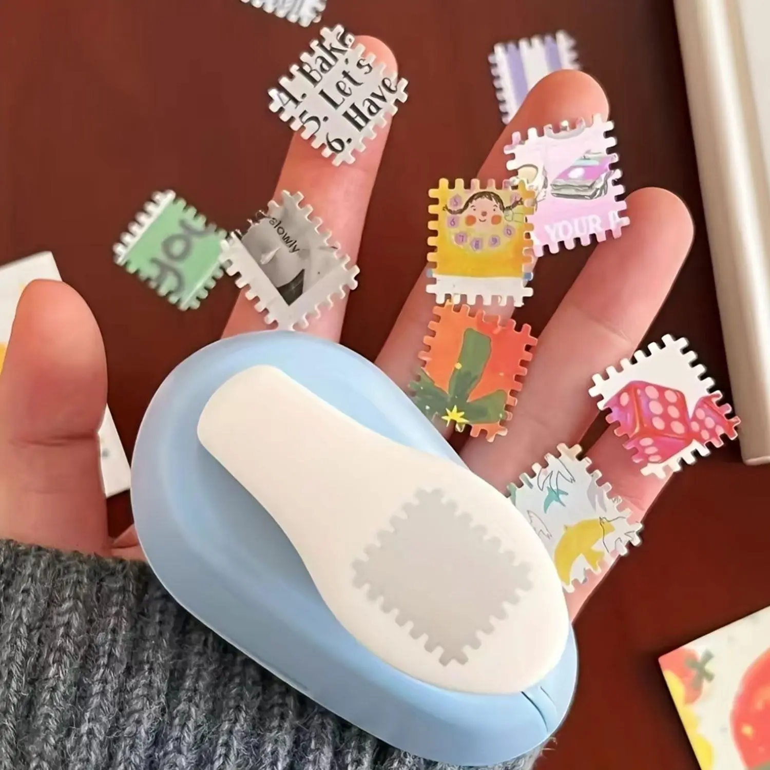 Manual Floral Design Paper Puncher and Embossing Tool, Durable Plastic Material, Ideal for Scrapbooks, Journals, Card Making