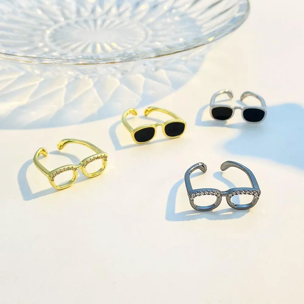 Creative Mini Sunglasses Finger Ring, 1.8g Easy-to-Stretch Adjustable Open Band, Cool Trendy Statement Jewelry for Fashion Lovers, Ideal for Concert & Dating, Unisex Couple Ring