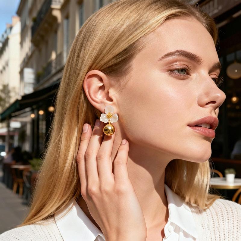 European and American floral earrings for women, French-style high-end light luxury round ball earrings, stainless steel light luxury studs, versatile ear accessories that are not prone to fading