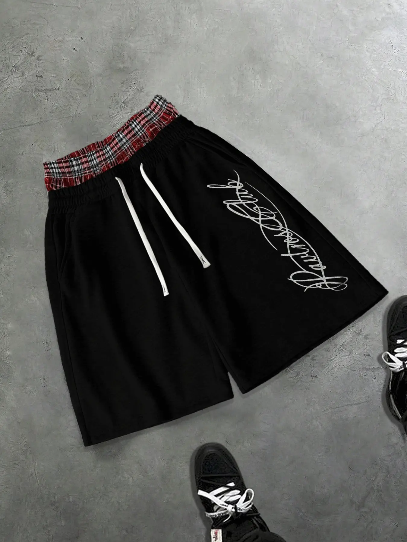 Men's Black Plaid Spliced Waist Knee Length Sweat Shorts, Vertical White Cursive Script Embroidery Elastic Double Drawstring Loose Hip Hop Streetwear Jogger Shorts with Side Pockets for Men
