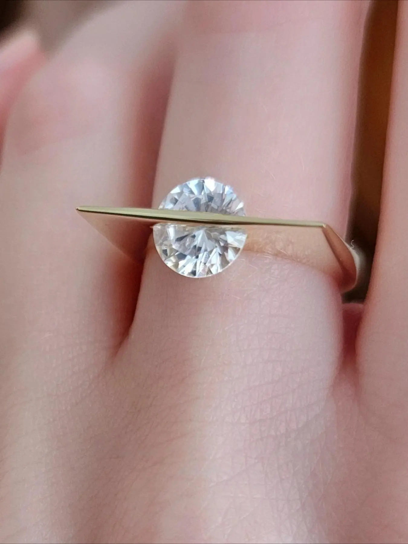 Elegant Minimalist Round Clear Cubic Zirconia Golden Flat Bar Solitaire Rings for Women Daily Wear Daily Vacation Charm Wedding Engagement Ring Bridal Jewelry Christmas Valentine's Day Anniversary Gifts