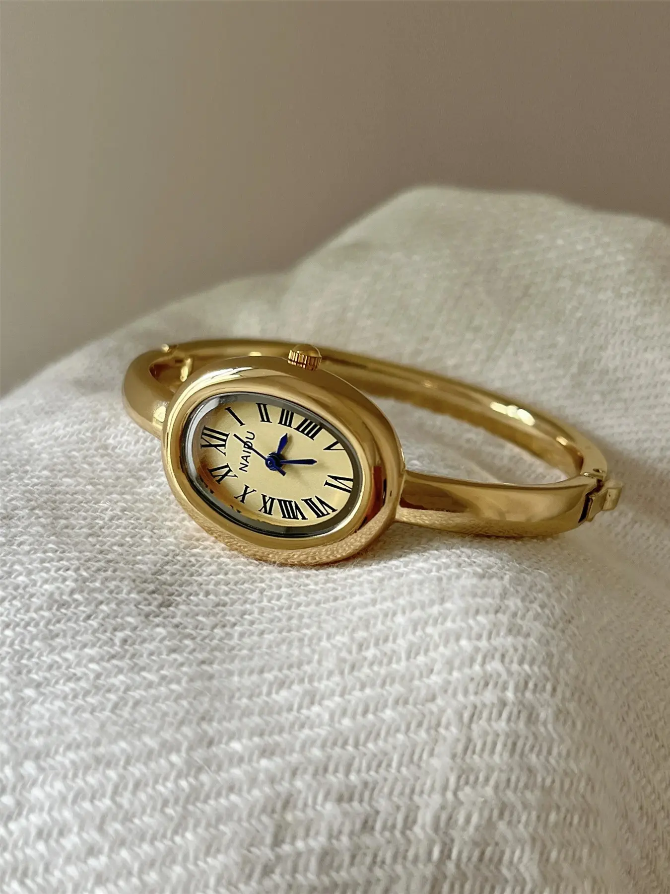 Vintage Bath Tub Bracelet Watch, Elegant Ladies' Watch, Oval Face, Retro Style, Perfect Gift for Daily Wear, Birthday, Party, Valentine's Day
