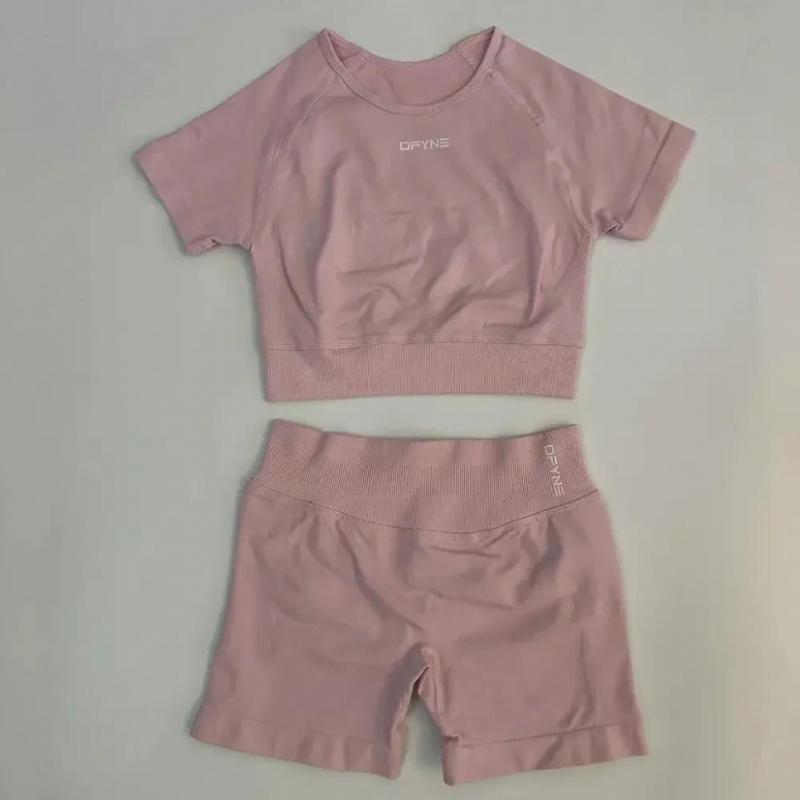 DFYNE Seamless Yoga Set for Women: Short-sleeved Top + Ruffled Elastic Shorts, Breathable and Slimming Sportswear