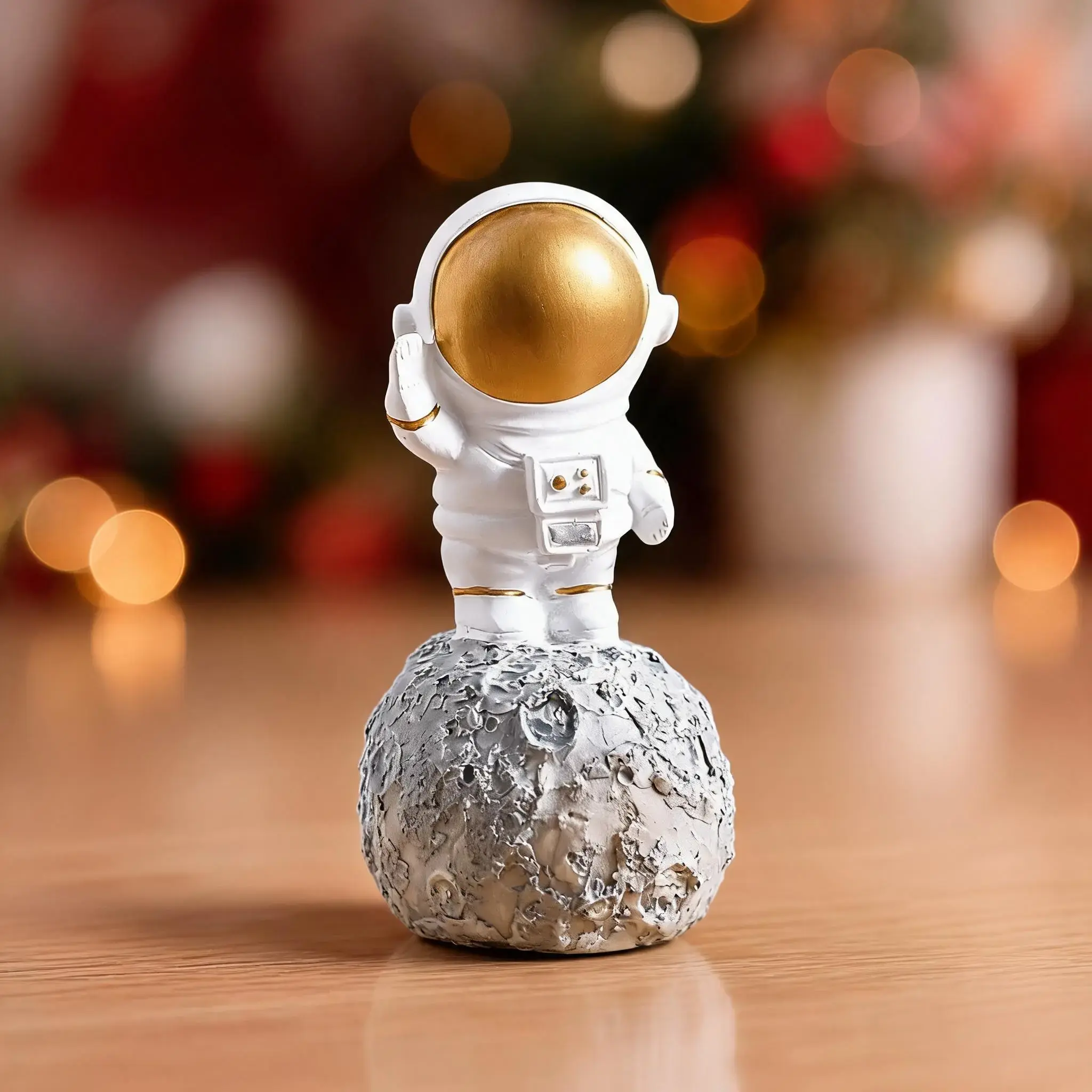 Cute Creative Astronaut Moon Standing Decorative Ornament, Resin Hand-Painted Astronaut Sculpture, Office Desk Decoration, Cute Desktop Decoration, Desk Ornaments