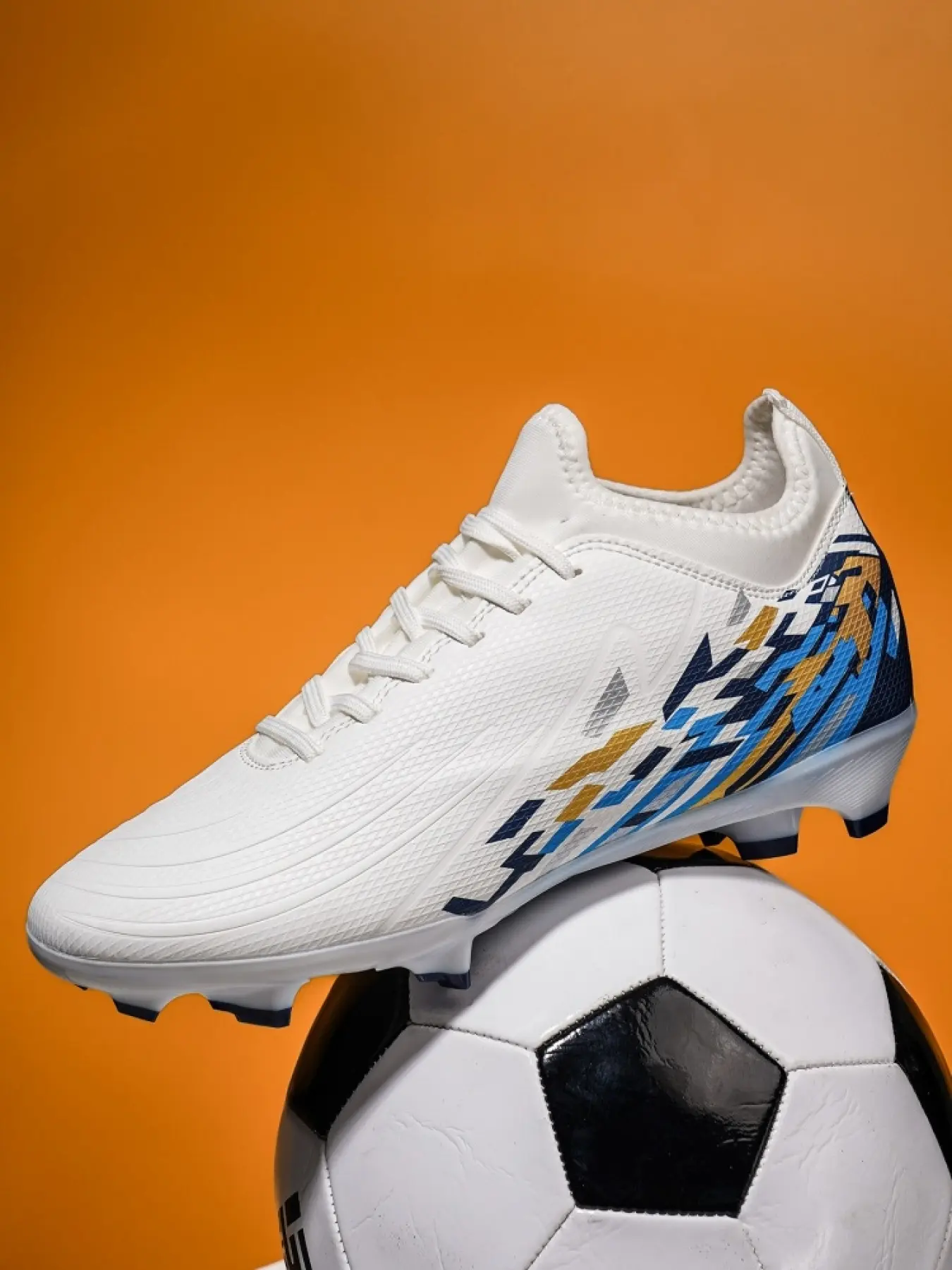 Unisex 35-45 2 Colors Professional Soccer Cleats, Football Shoes, Football Boots, Gradient Geometric Print Breathable Mesh Upper, Lace-up Low Top Sock Collar, TPU Long Stud Non-slip Sole For Grass Training & Matches