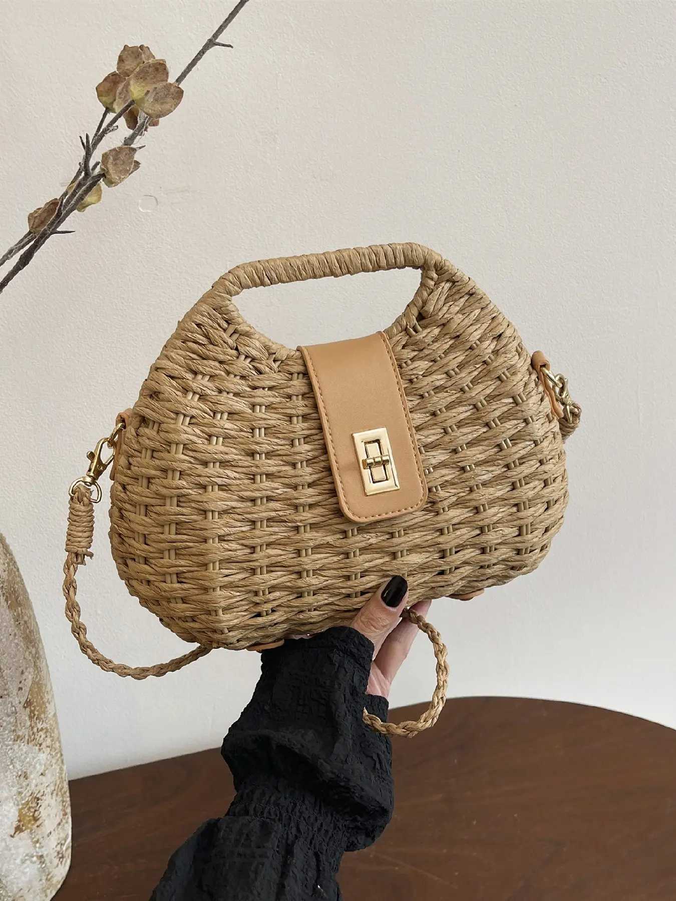 Light luxury style niche design with a twist lock grass woven shoulder bag, women's vacation casual woven crossbody bag, Bohemian Straw Bag, Fashion Crossbody Purse