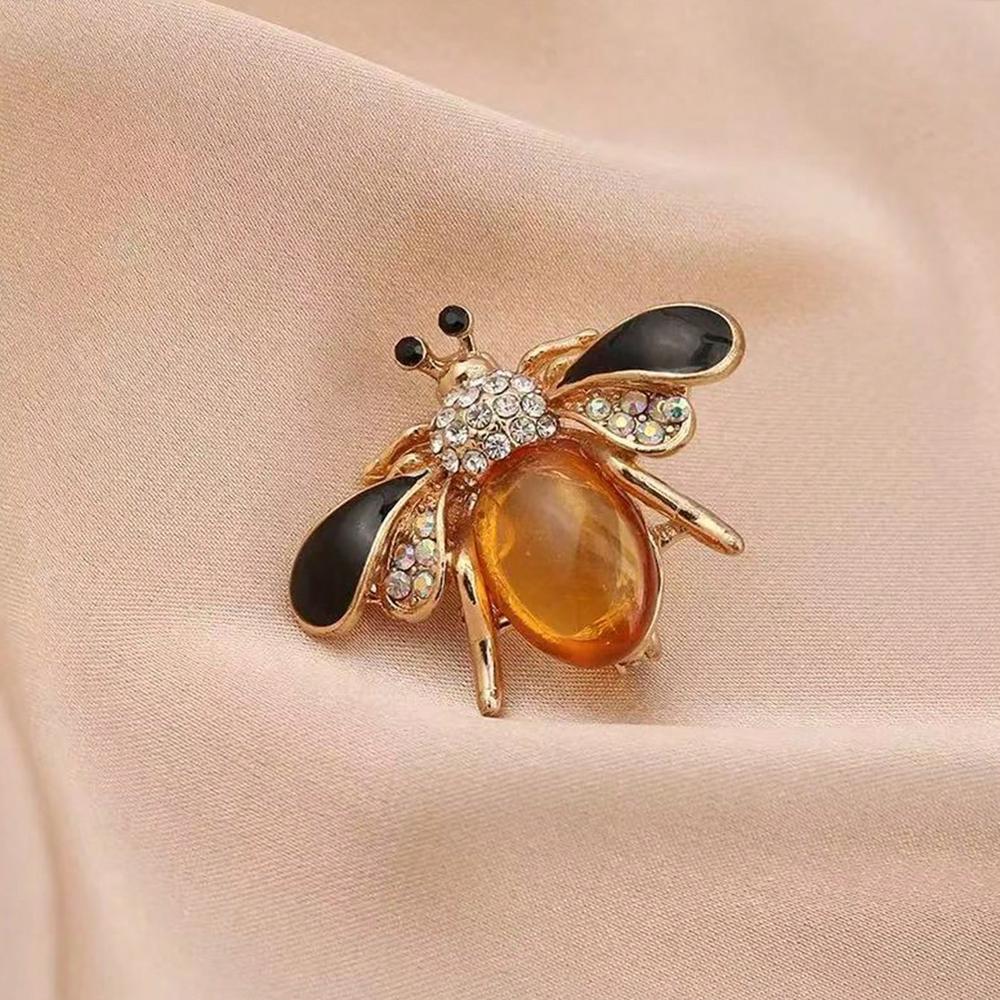 Women's Bee Brooch - Bee and Honeycomb Theme Lapel Pin, Light Luxury Style, Suitable for Suit and Dress Accessories, Jacket, Shirt, Bag Decoration, Gift for Teacher's Day, Christmas, Easter, and School and Office Clothing Accessories
