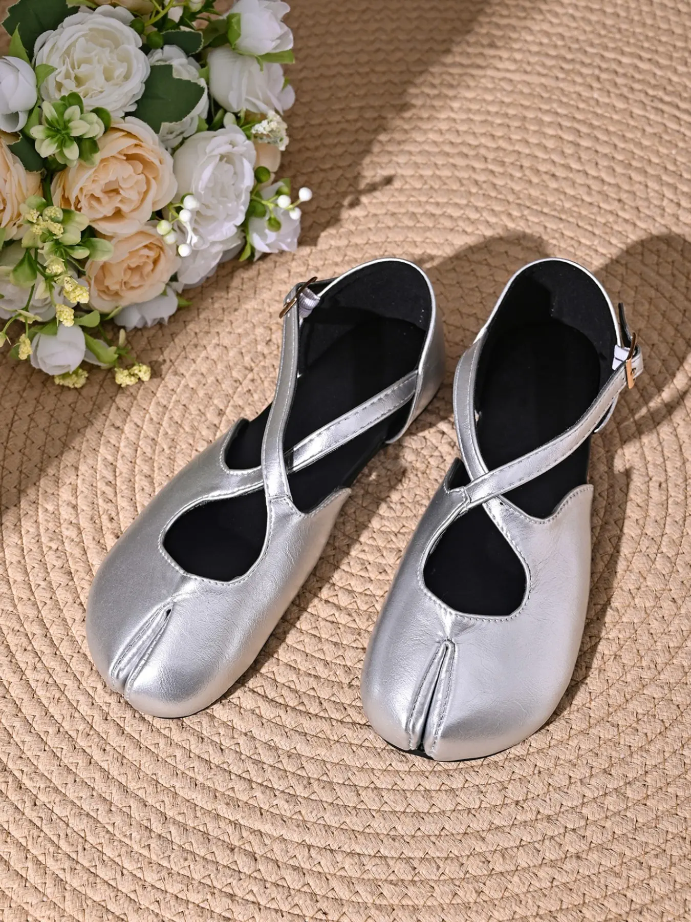 Women Closed Toe Split Tabi Toe Mary Jane Flats, Adjustable Ankle Buckle Cutout Retro Casual Footwear, Black Silver