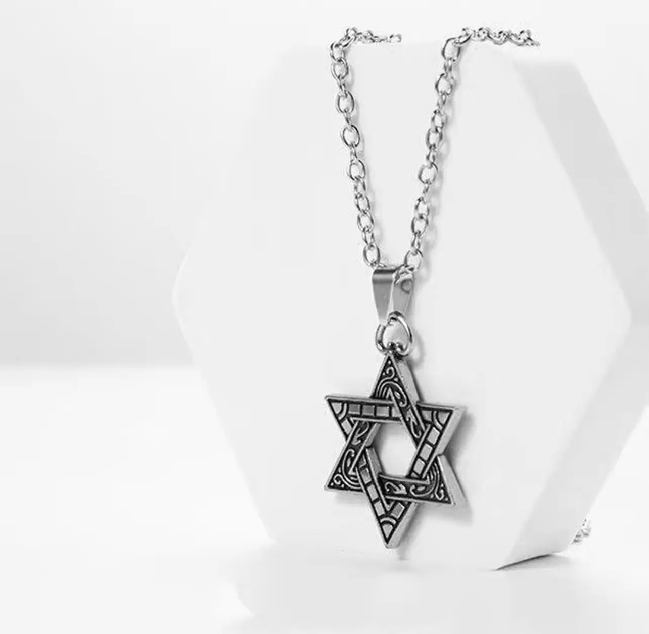 Retro geometric star pendant, premium anti-oxidation steel chain, minimalist street jewelry—an aesthetic gift suitable for both men and women. hip hop twist chain necklace miami hip-hop style fashion item dopamine color customized summer love clavicle