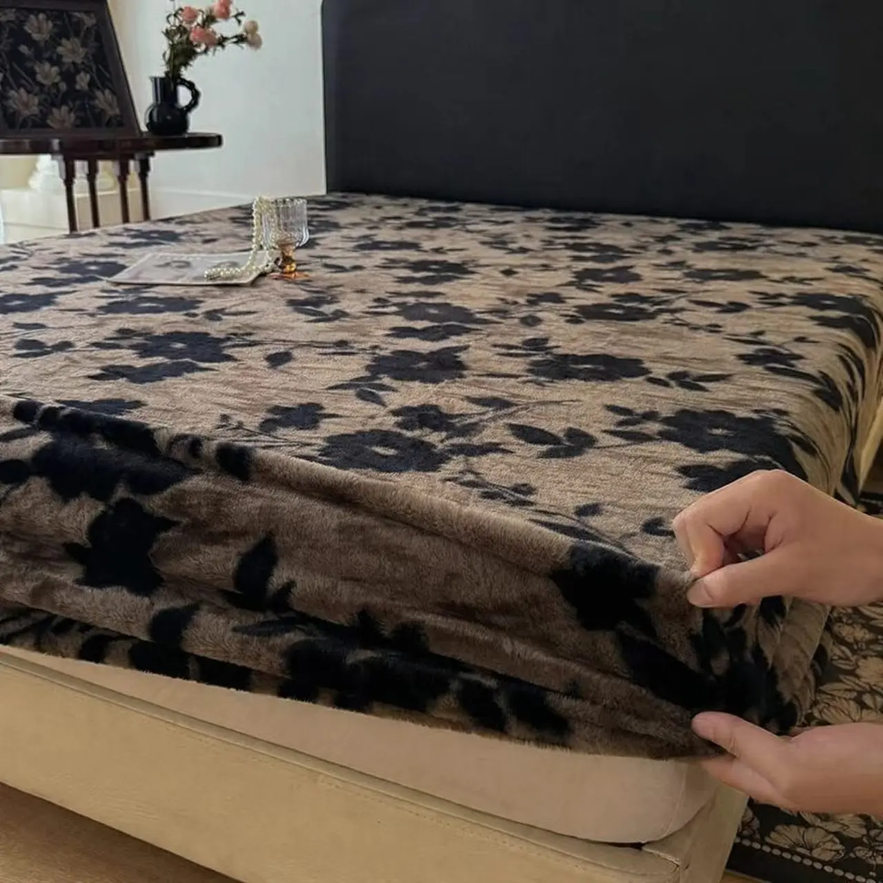 Luxurious Rabbit Fur Mimic Leopard Tiger Bed Skirt, Soft Warm Solid Color Bedding, High-Quality Bed Skirt for 90/190cm Bed Size, All-Season Mattress Protector