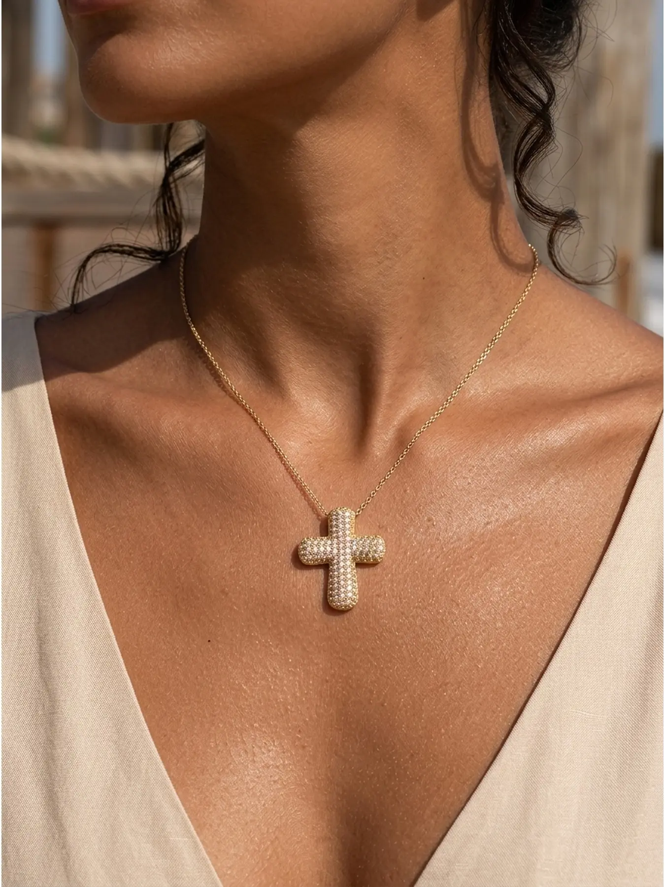 Women's diamond-encrusted cross necklace, eternal blessing cross pendant necklace, cubic zirconia cross chain, Religious symbol jewelry, Faith pendant, Shining necklace, fashionable gift.