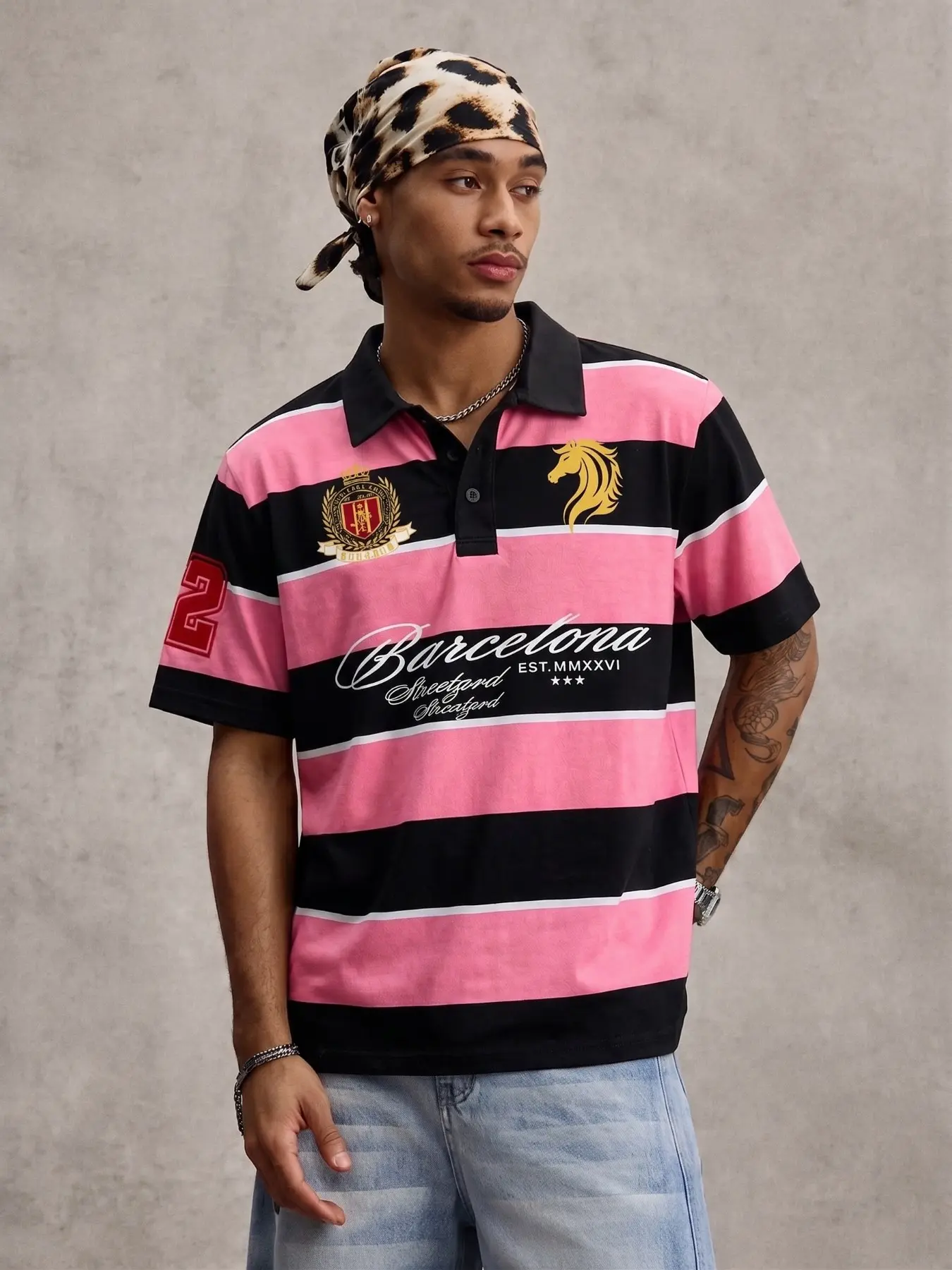 Men's vintage pink and black striped short-sleeve polo shirt, Barcelona lettering and horse pattern T-shirt, soft and breathable summer clothing, suitable for skate parks, coffee dates, and strolling the streets.