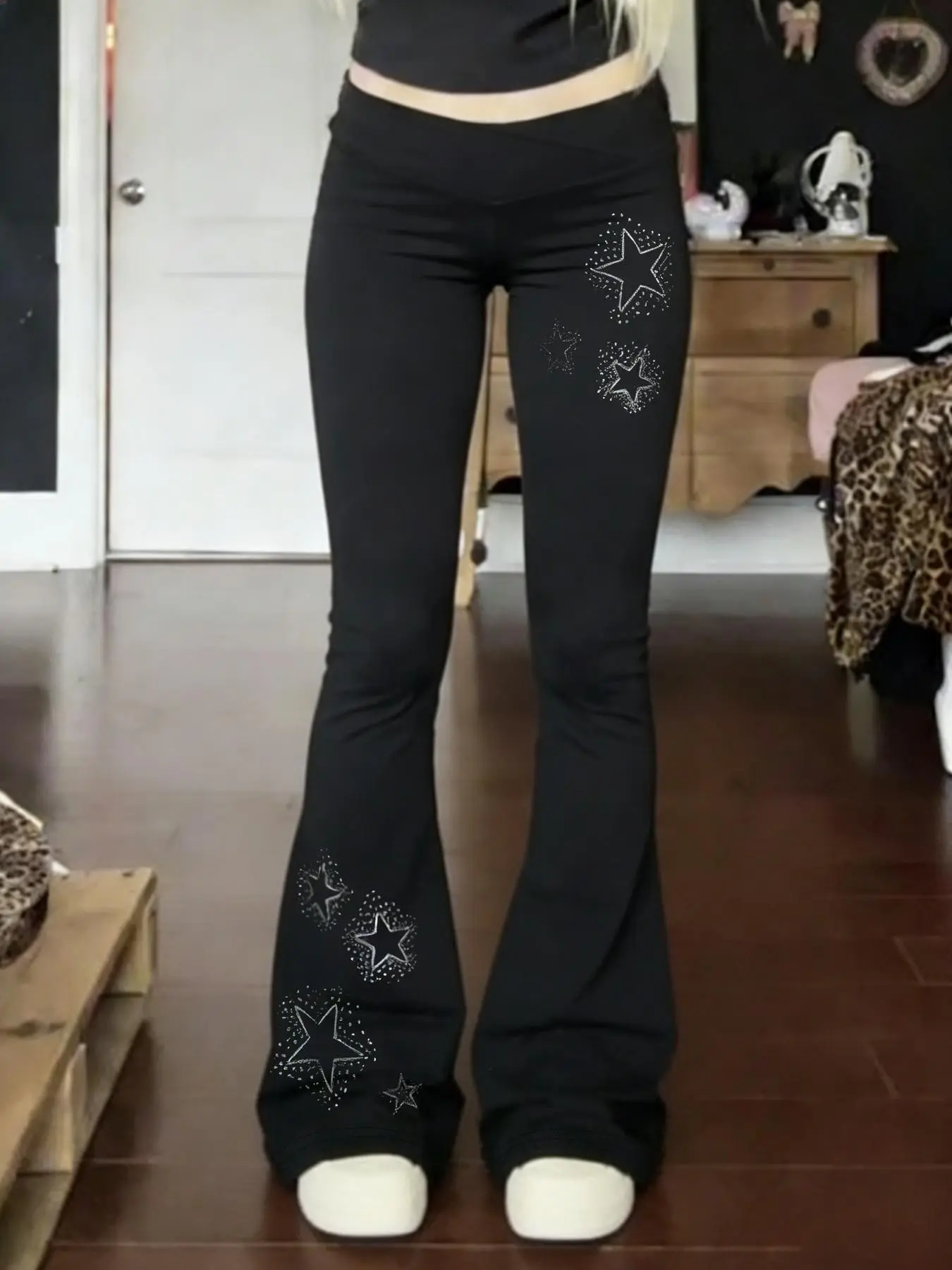 Women's fitted leggings, Crossover flare leggings, with vintage Gothic floral pattern, suitable for fitness, yoga; flared leg design, suitable for all seasons; women's everyday bottoms, perfect for daily wear and a versatile fashion choice, Fitness pants