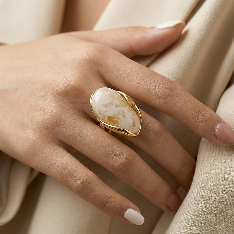 Geometric resin ring with a French high-end feel, light luxury open ring, stainless steel amber gradient accessory, hand jewelry that is not prone to fading