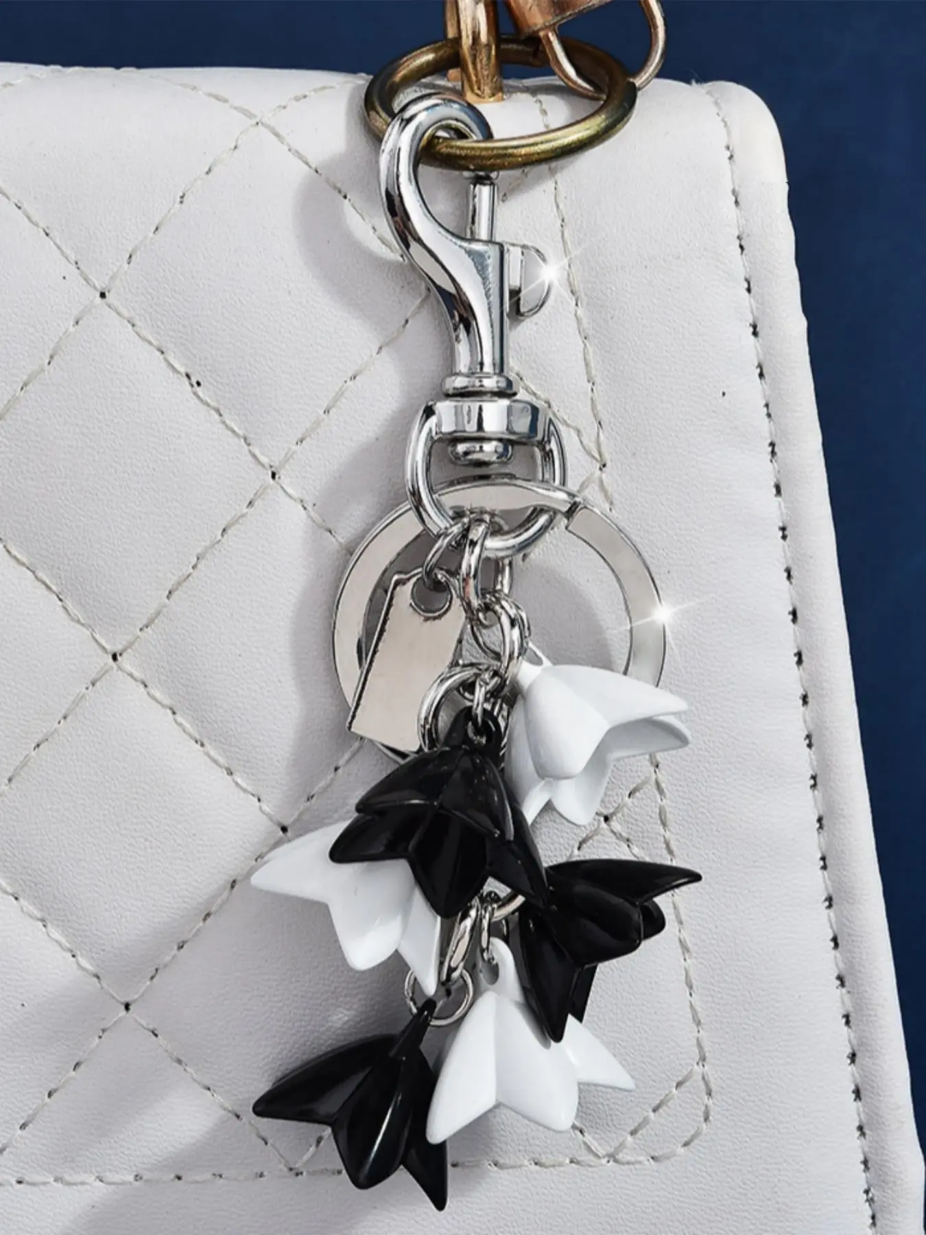 Color-block Metal Lily of the Valley Keychain, 3D Black White Bell Flower Charm, Rotating Silver Lobster Clasp, Fit Tote Bag Purse Car Key, Minimalist Cool Vibe Bag Charm, Unique Office Gift Accessory, Keychain For Bags