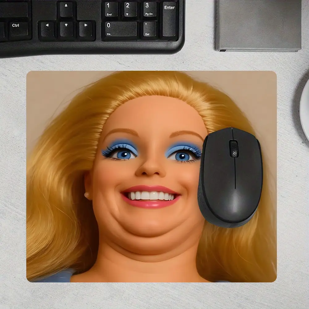 Funny Blonde Doll Meme Pattern Square Rubber Mouse Pad, Non Slip Mousepad, Double Chin Smiling Face Print, Stitched Lock Edge Rubber Non-Slip Waterproof Scratch Resistant Desk Mat, Ideal For Meme Fans, Gamers, Humor Themed Desktop Decor Gift