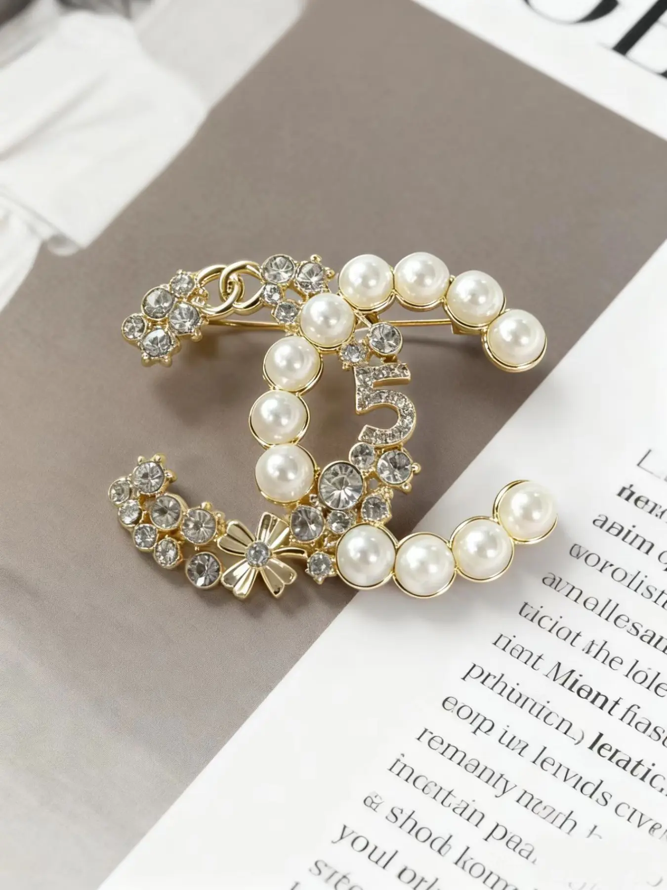 Elegant Women's Brooch with Faux Pearl and Rhinestone Decor, Fashion Accessory for Scarves, Sweaters, Dresses, Coats, All Occasions