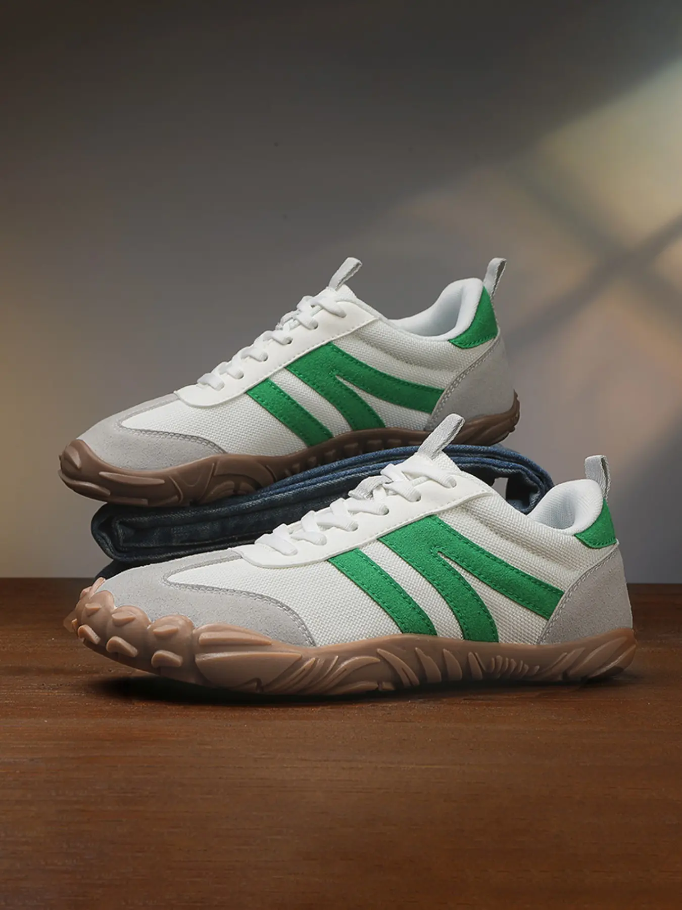 One pair of GAT shoes. These are unisex sports shoes, Nonslip Trainers, with a breathable mesh upper and an anti - slip sole. They can be used as hiking shoes, daily casual shoes, indoor fitness shoes, and training shoes.