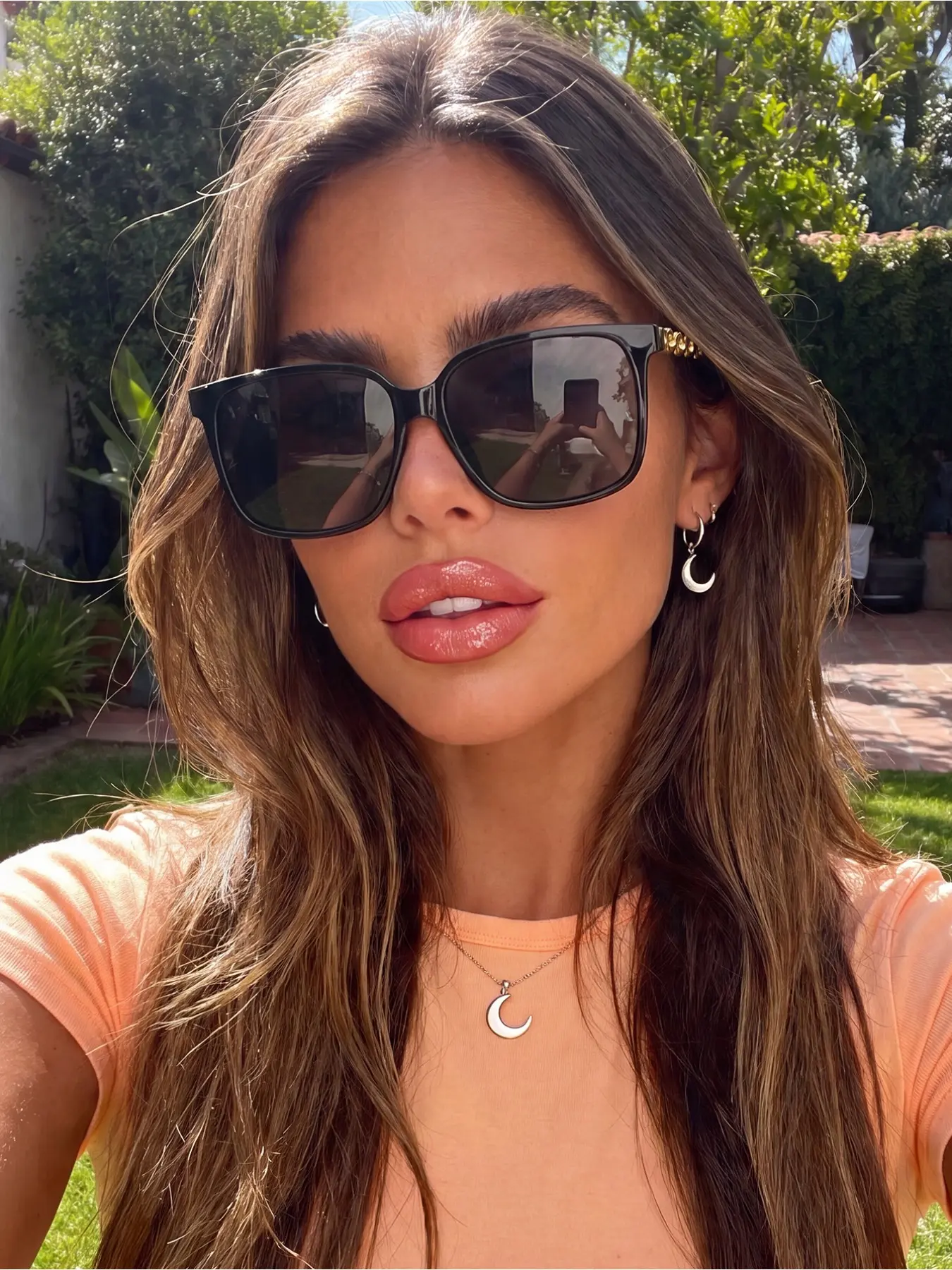 1 pair of men's and women's black sunglasses with chain leg decoration, suitable for daily wear, school, beach trips, and party outfits
