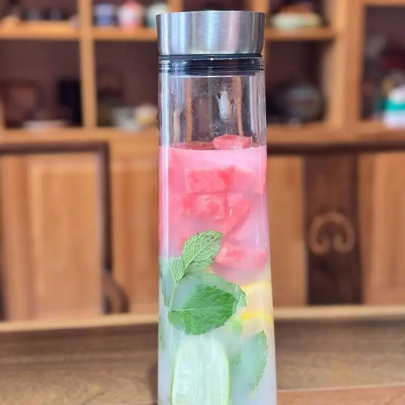 Minimalist Borosilicate Glass Water Carafe, Leakproof Stainless Steel Lid, Ideal for Fruit Infused Water, Iced Tea, Lemonade, Home Kitchen & Bar Use