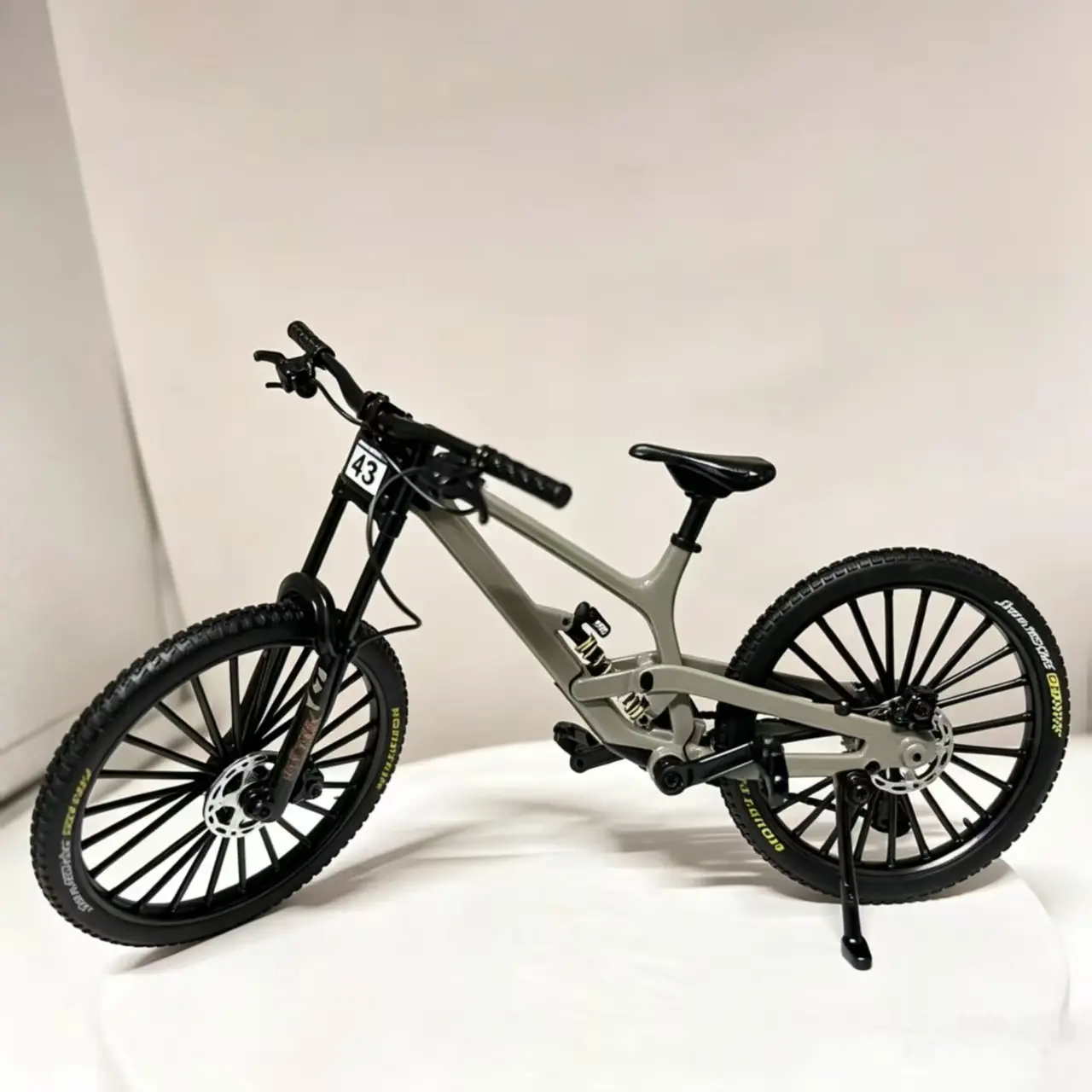 1:8 Full Suspension Downhill Mountain Bike Alloy Model Miniatures, Real dual shock absorber & disc brake details, palm-sized fidget collectible for mountain biking fans!