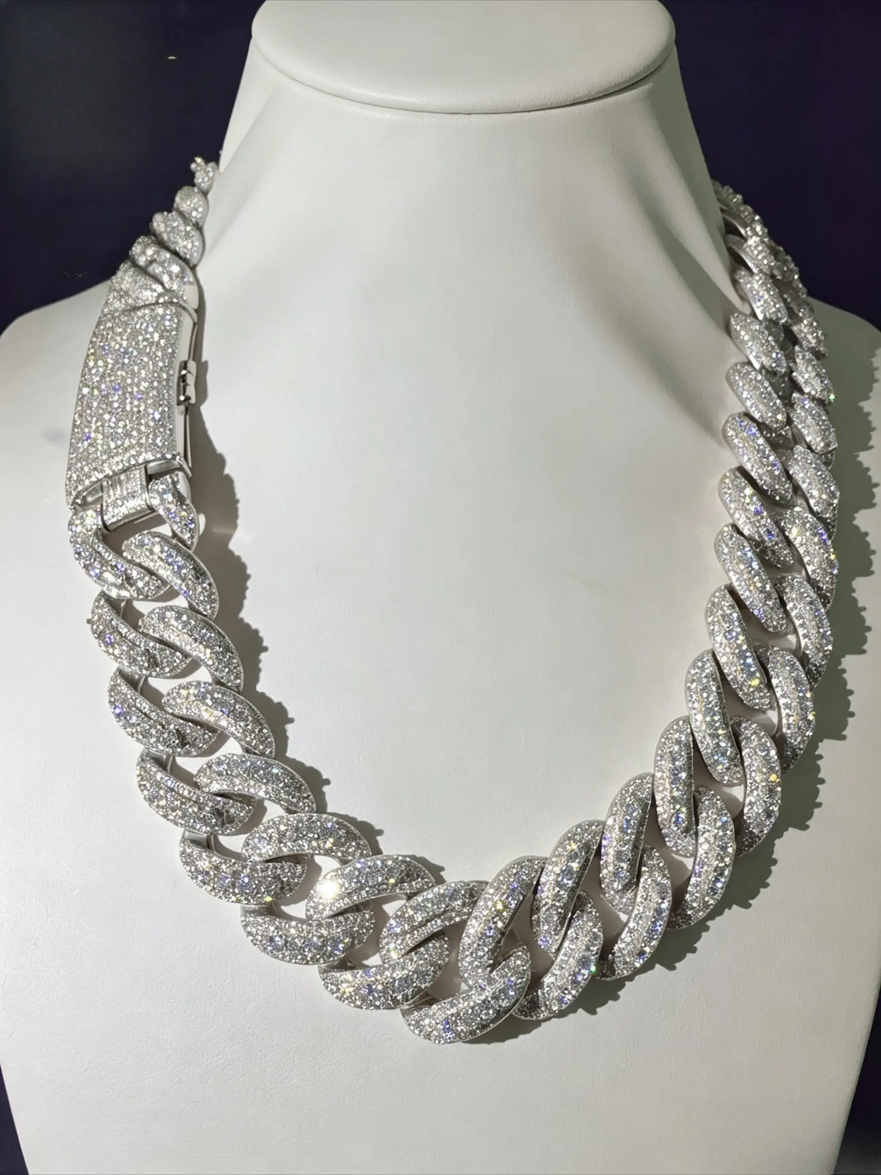 18Mm personalized full diamond Miami Plain Cuban chain, classic hip-hop retro shape, thick chain body full of weight, men's trend jewelry, Christmas gift